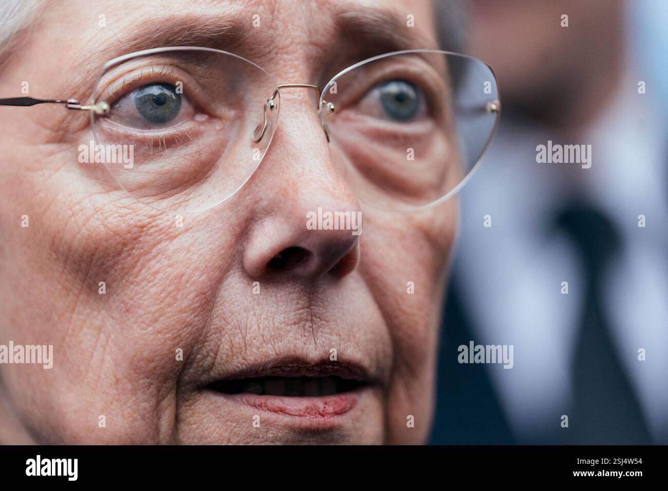 Portrait rapproché de la ministre française de l'éducation, de l'enseignement supérieur et de la recherche Elisabeth borne est contestée par des manifestants, des syndicats nationaux de l'éducation et des directeurs/directeurs d'école lors d'une visite de l'unité d'enseignement externalisée pour les élèves à handicaps multiples (UEEP), puis de l'unité localisée d'inclusion éducative (ULIS) pour les élèves souffrant de troubles de la fonction visuelle. Elle s'est ensuite entretenue avec l'équipe pédagogique et l'équipe médico-sociale de l'école sur les enjeux de l'école pour tous. Cela intervient 20 ans après la loi du 11 février 2005, qui établit le droit à e Banque D'Images