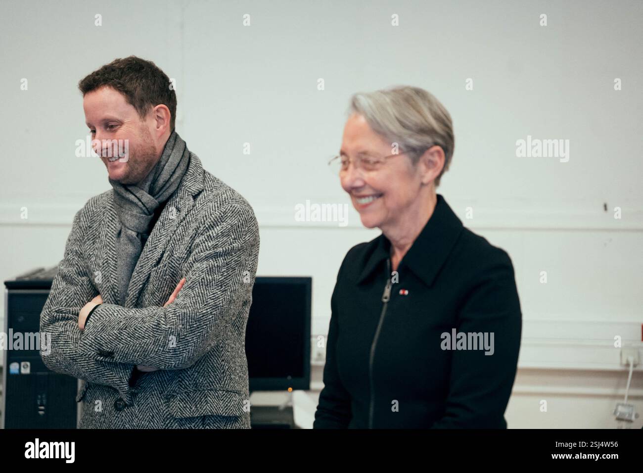Ancien ministre délégué en charge des Transports de France, Clément Beaune et ministre française de l'éducation, de l'enseignement supérieur et de la recherche ElisabethBorne lors d'une visite de l'unité d'enseignement externalisée pour les élèves à handicaps multiples (UEEP), puis de l'unité localisée d'inclusion éducative (ULIS) pour les élèves atteints de troubles de la fonction visuelle. Elle s'est ensuite entretenue avec l'équipe pédagogique et l'équipe médico-sociale de l'école sur les enjeux de l'école pour tous. Cela intervient 20 ans après la loi du 11 février 2005 qui instaure le droit pour chaque enfant d'accéder à une scolarité en Banque D'Images