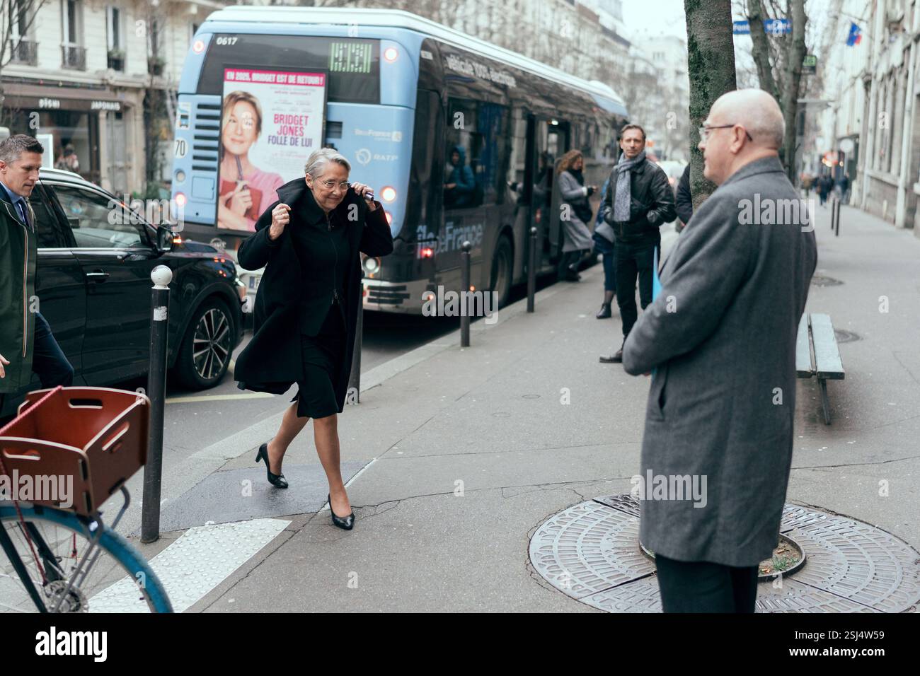 La ministre française de l'éducation, de l'enseignement supérieur et de la recherche Elisabeth borne arrive lors d'une visite à l'unité d'enseignement externalisée pour les élèves à handicaps multiples (UEEP) de l'école, puis à l'unité localisée d'inclusion éducative (ULIS) pour les élèves souffrant de troubles de la fonction visuelle. Elle s'est ensuite entretenue avec l'équipe pédagogique et l'équipe médico-sociale de l'école sur les enjeux de l'école pour tous. Cela intervient 20 ans après la loi du 11 février 2005 qui instaure le droit pour chaque enfant d’accéder à l’ascolarisation dans un milieu ordinaire. À l'école primaire Parmentier à Paris, Fra Banque D'Images