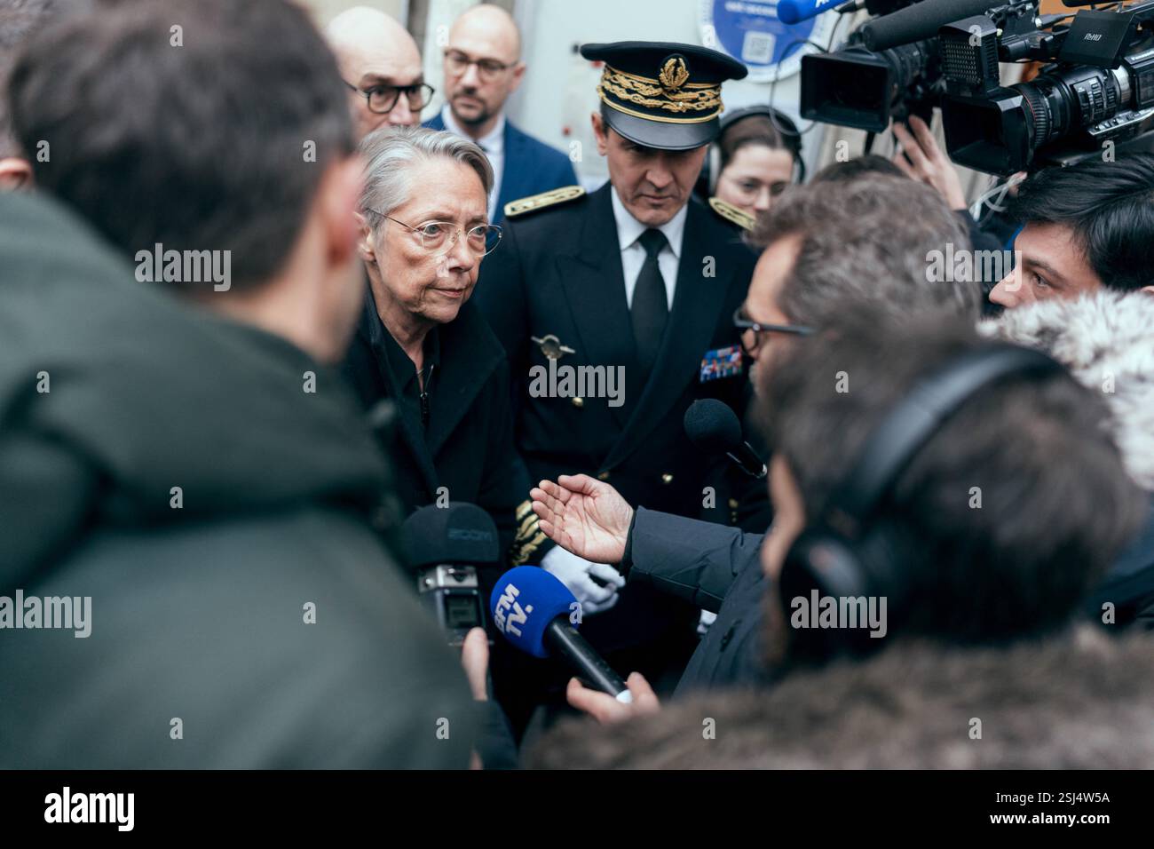 La ministre française de l'éducation, de l'enseignement supérieur et de la recherche Elisabeth borne est interpellée par des manifestants, des syndicats nationaux de l'éducation et des directeurs/directeurs d'école lors d'une visite de l'unité d'enseignement externalisée pour les élèves à handicaps multiples (UEEP), puis de l'unité localisée d'inclusion éducative (ULIS) pour les élèves atteints de troubles de la fonction visuelle. Elle s'est ensuite entretenue avec l'équipe pédagogique et l'équipe médico-sociale de l'école sur les enjeux de l'école pour tous. Cela intervient 20 ans après la loi du 11 février 2005 qui instaure le droit de visite de chaque enfant Banque D'Images