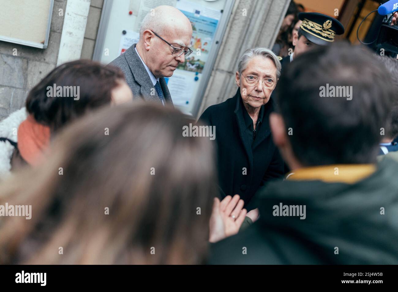 La ministre française de l'éducation, de l'enseignement supérieur et de la recherche Elisabeth borne est interpellée par des manifestants, des syndicats nationaux de l'éducation et des directeurs/directeurs d'école lors d'une visite de l'unité d'enseignement externalisée pour les élèves à handicaps multiples (UEEP), puis de l'unité localisée d'inclusion éducative (ULIS) pour les élèves atteints de troubles de la fonction visuelle. Elle s'est ensuite entretenue avec l'équipe pédagogique et l'équipe médico-sociale de l'école sur les enjeux de l'école pour tous. Cela intervient 20 ans après la loi du 11 février 2005 qui instaure le droit de visite de chaque enfant Banque D'Images