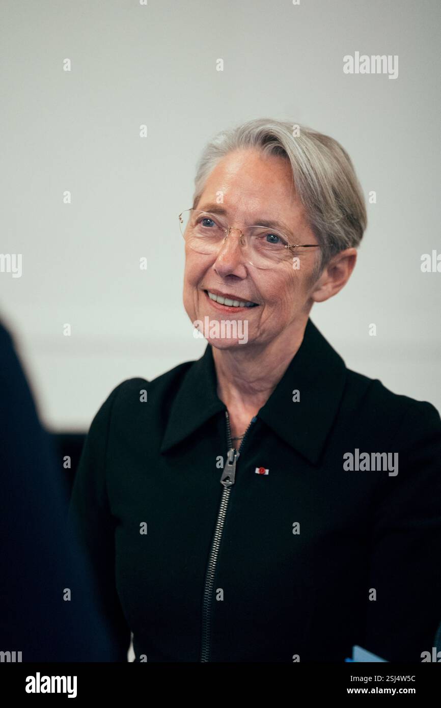 ElisabethBorne, Ministre de l'éducation, de l'enseignement supérieur et de la recherche, lors d'une visite de l'unité d'enseignement externalisée pour les élèves à handicaps multiples (UEEP) de l'école, puis de l'unité localisée d'inclusion éducative (ULIS) pour les élèves atteints de troubles de la fonction visuelle. Elle s'est ensuite entretenue avec l'équipe pédagogique et l'équipe médico-sociale de l'école sur les enjeux de l'école pour tous. Cela intervient 20 ans après la loi du 11 février 2005 qui instaure le droit pour chaque enfant d’accéder à une scolarité dans un milieu ordinaire. À l'école primaire Parmentier à Paris, France, Ontario Banque D'Images