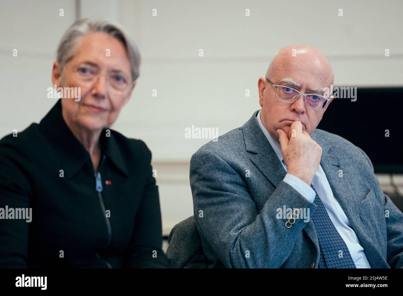 ElisabethBorne, ministre de l’éducation, de l’enseignement supérieur et de la recherche, et le recteur de la région académique Île-de-France, recteur de l’académie de Paris, chancelier des universités de Paris et d’Île-de-France, Bernard Beignier lors d’une visite de l’unité d’enseignement externalisé pour les étudiants en polyhandicap (UEEP), puis de l’unité localisée d’inclusion éducative (ULIS) pour les étudiants atteints de troubles de la fonction visuelle. Elle s'est ensuite entretenue avec l'équipe pédagogique et l'équipe médico-sociale de l'école sur les enjeux de l'école pour tous. Cela arrive 20 ans après la loi du 11 février, Banque D'Images