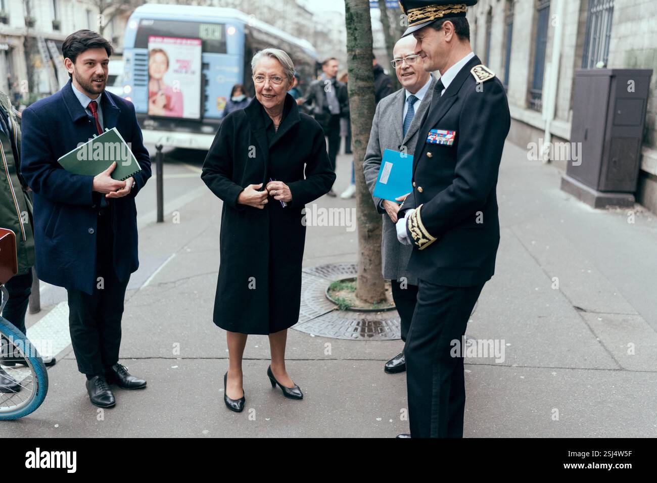 La ministre française de l'éducation, de l'enseignement supérieur et de la recherche Elisabeth borne arrive lors d'une visite à l'unité d'enseignement externalisée pour les élèves à handicaps multiples (UEEP) de l'école, puis à l'unité localisée d'inclusion éducative (ULIS) pour les élèves souffrant de troubles de la fonction visuelle. Elle s'est ensuite entretenue avec l'équipe pédagogique et l'équipe médico-sociale de l'école sur les enjeux de l'école pour tous. Cela intervient 20 ans après la loi du 11 février 2005 qui instaure le droit pour chaque enfant d’accéder à l’ascolarisation dans un milieu ordinaire. À l'école primaire Parmentier à Paris, Fra Banque D'Images