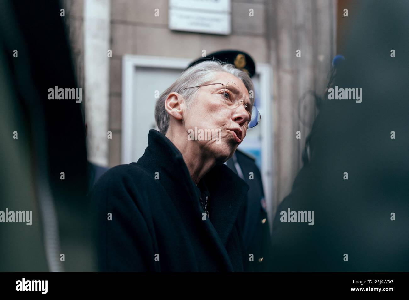 La ministre française de l'éducation, de l'enseignement supérieur et de la recherche Elisabeth borne est interpellée par des manifestants, des syndicats nationaux de l'éducation et des directeurs/directeurs d'école lors d'une visite de l'unité d'enseignement externalisée pour les élèves à handicaps multiples (UEEP), puis de l'unité localisée d'inclusion éducative (ULIS) pour les élèves atteints de troubles de la fonction visuelle. Elle s'est ensuite entretenue avec l'équipe pédagogique et l'équipe médico-sociale de l'école sur les enjeux de l'école pour tous. Cela intervient 20 ans après la loi du 11 février 2005 qui instaure le droit de visite de chaque enfant Banque D'Images