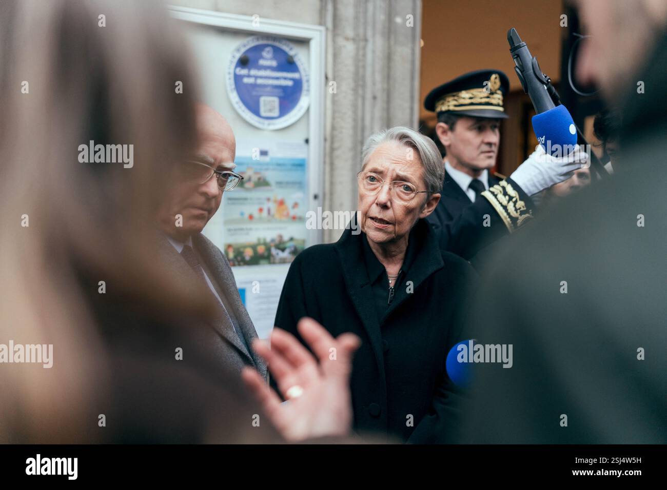La ministre française de l'éducation, de l'enseignement supérieur et de la recherche Elisabeth borne est interpellée par des manifestants, des syndicats nationaux de l'éducation et des directeurs/directeurs d'école lors d'une visite de l'unité d'enseignement externalisée pour les élèves à handicaps multiples (UEEP), puis de l'unité localisée d'inclusion éducative (ULIS) pour les élèves atteints de troubles de la fonction visuelle. Elle s'est ensuite entretenue avec l'équipe pédagogique et l'équipe médico-sociale de l'école sur les enjeux de l'école pour tous. Cela intervient 20 ans après la loi du 11 février 2005 qui instaure le droit de visite de chaque enfant Banque D'Images