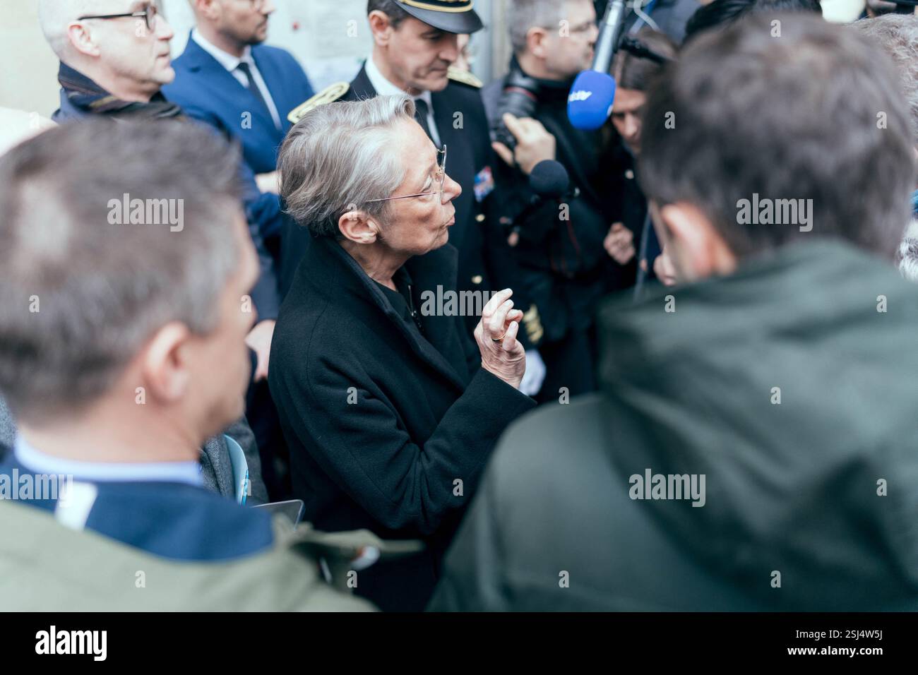 La ministre française de l'éducation, de l'enseignement supérieur et de la recherche Elisabeth borne est interpellée par des manifestants, des syndicats nationaux de l'éducation et des directeurs/directeurs d'école lors d'une visite de l'unité d'enseignement externalisée pour les élèves à handicaps multiples (UEEP), puis de l'unité localisée d'inclusion éducative (ULIS) pour les élèves atteints de troubles de la fonction visuelle. Elle s'est ensuite entretenue avec l'équipe pédagogique et l'équipe médico-sociale de l'école sur les enjeux de l'école pour tous. Cela intervient 20 ans après la loi du 11 février 2005 qui instaure le droit de visite de chaque enfant Banque D'Images