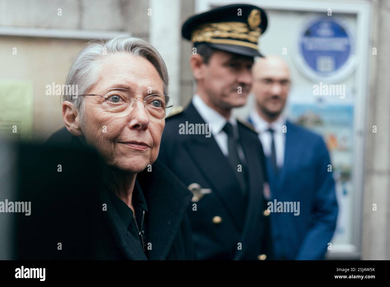 La ministre française de l'éducation, de l'enseignement supérieur et de la recherche Elisabeth borne est interpellée par des manifestants, des syndicats nationaux de l'éducation et des directeurs/directeurs d'école lors d'une visite de l'unité d'enseignement externalisée pour les élèves à handicaps multiples (UEEP), puis de l'unité localisée d'inclusion éducative (ULIS) pour les élèves atteints de troubles de la fonction visuelle. Elle s'est ensuite entretenue avec l'équipe pédagogique et l'équipe médico-sociale de l'école sur les enjeux de l'école pour tous. Cela intervient 20 ans après la loi du 11 février 2005 qui instaure le droit de visite de chaque enfant Banque D'Images