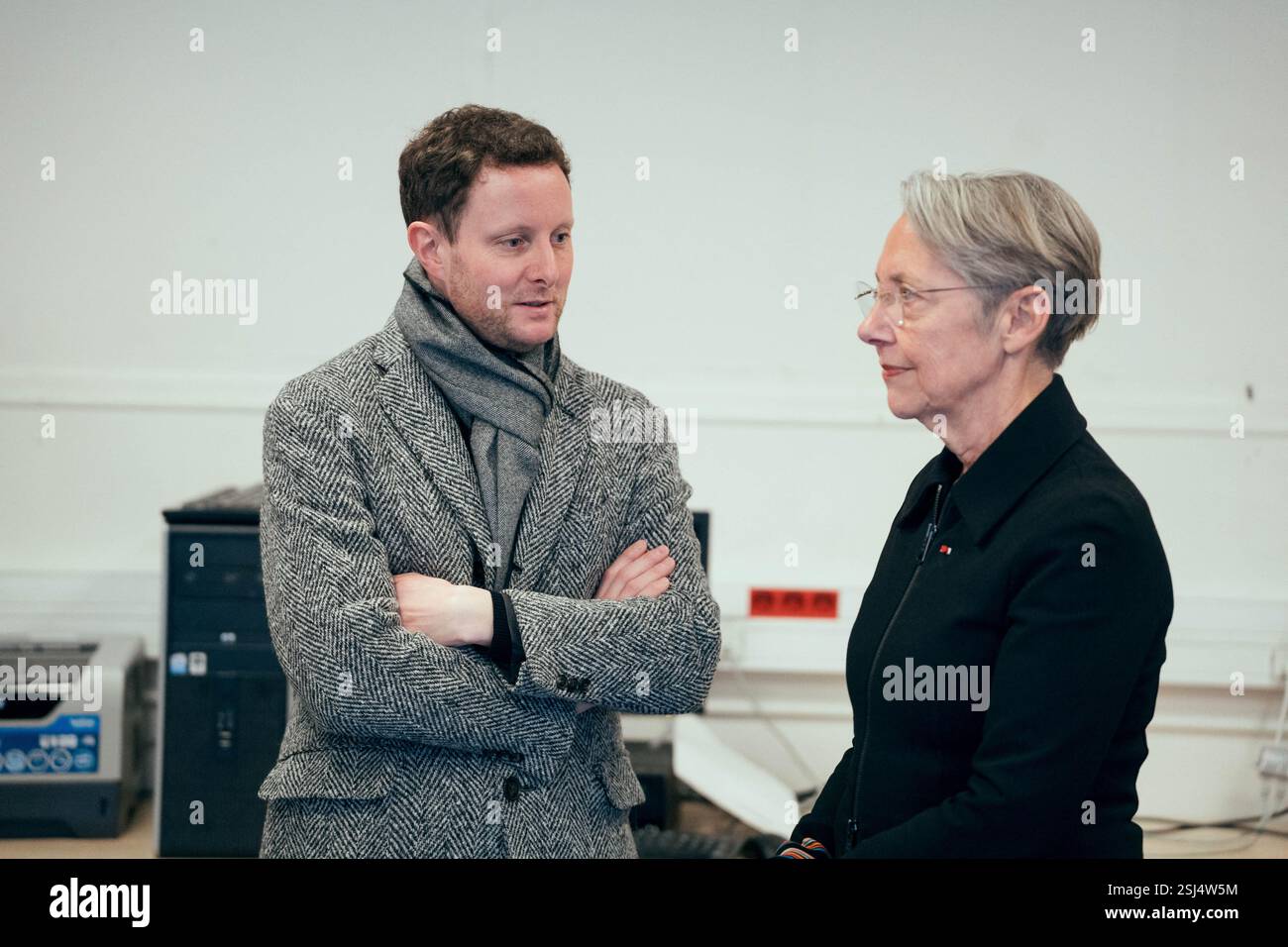 Ancien ministre délégué en charge des Transports de France, Clément Beaune et ministre française de l'éducation, de l'enseignement supérieur et de la recherche ElisabethBorne lors d'une visite de l'unité d'enseignement externalisée pour les élèves à handicaps multiples (UEEP), puis de l'unité localisée d'inclusion éducative (ULIS) pour les élèves atteints de troubles de la fonction visuelle. Elle s'est ensuite entretenue avec l'équipe pédagogique et l'équipe médico-sociale de l'école sur les enjeux de l'école pour tous. Cela intervient 20 ans après la loi du 11 février 2005 qui instaure le droit pour chaque enfant d'accéder à une scolarité en Banque D'Images