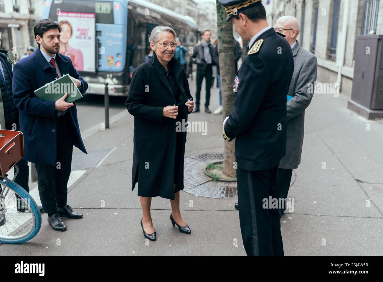 La ministre française de l'éducation, de l'enseignement supérieur et de la recherche Elisabeth borne arrive lors d'une visite à l'unité d'enseignement externalisée pour les élèves à handicaps multiples (UEEP) de l'école, puis à l'unité localisée d'inclusion éducative (ULIS) pour les élèves souffrant de troubles de la fonction visuelle. Elle s'est ensuite entretenue avec l'équipe pédagogique et l'équipe médico-sociale de l'école sur les enjeux de l'école pour tous. Cela intervient 20 ans après la loi du 11 février 2005 qui instaure le droit pour chaque enfant d’accéder à l’ascolarisation dans un milieu ordinaire. À l'école primaire Parmentier à Paris, Fra Banque D'Images