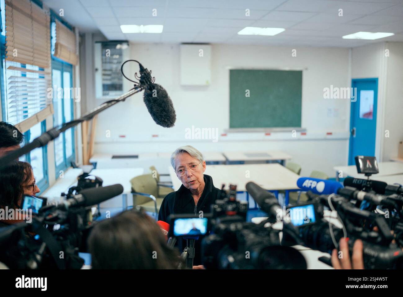 ElisabethBorne, ministre française de l'éducation, de l'enseignement supérieur et de la recherche, s'adresse à la presse lors d'une visite de l'unité d'enseignement externalisée pour les élèves à handicaps multiples (UEEP), puis de l'unité localisée d'inclusion éducative (ULIS) pour les élèves souffrant de troubles de la fonction visuelle. Elle s'est ensuite entretenue avec l'équipe pédagogique et l'équipe médico-sociale de l'école sur les enjeux de l'école pour tous. Cela intervient 20 ans après la loi du 11 février 2005 qui instaure le droit pour chaque enfant d’accéder à une scolarité dans un milieu ordinaire. A l'école primaire Parmentier i Banque D'Images