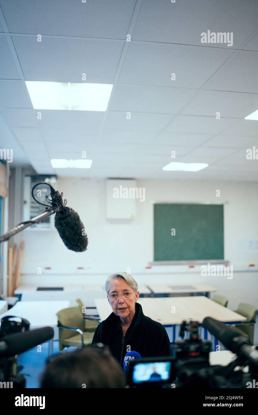 ElisabethBorne, ministre française de l'éducation, de l'enseignement supérieur et de la recherche, s'adresse à la presse lors d'une visite de l'unité d'enseignement externalisée pour les élèves à handicaps multiples (UEEP), puis de l'unité localisée d'inclusion éducative (ULIS) pour les élèves souffrant de troubles de la fonction visuelle. Elle s'est ensuite entretenue avec l'équipe pédagogique et l'équipe médico-sociale de l'école sur les enjeux de l'école pour tous. Cela intervient 20 ans après la loi du 11 février 2005 qui instaure le droit pour chaque enfant d’accéder à une scolarité dans un milieu ordinaire. A l'école primaire Parmentier i Banque D'Images
