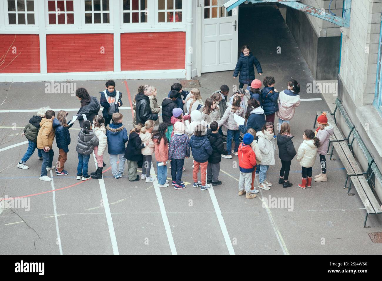 Cette photo est une illustration d'un terrain de jeu d'école primaire avec des enfants jouant lors d'une visite de l'unité d'enseignement externalisée pour les élèves ayant des handicaps multiples (UEEP) de l'école, puis de l'unité localisée d'inclusion éducative (ULIS) pour les élèves ayant des troubles de la fonction visuelle. Elle s'est ensuite entretenue avec l'équipe pédagogique et l'équipe médico-sociale de l'école sur les enjeux de l'école pour tous. Cela intervient 20 ans après la loi du 11 février 2005 qui instaure le droit pour chaque enfant d’accéder à l’ascolarisation dans un milieu ordinaire. À l’école primaire Parmentier à Paris, Banque D'Images