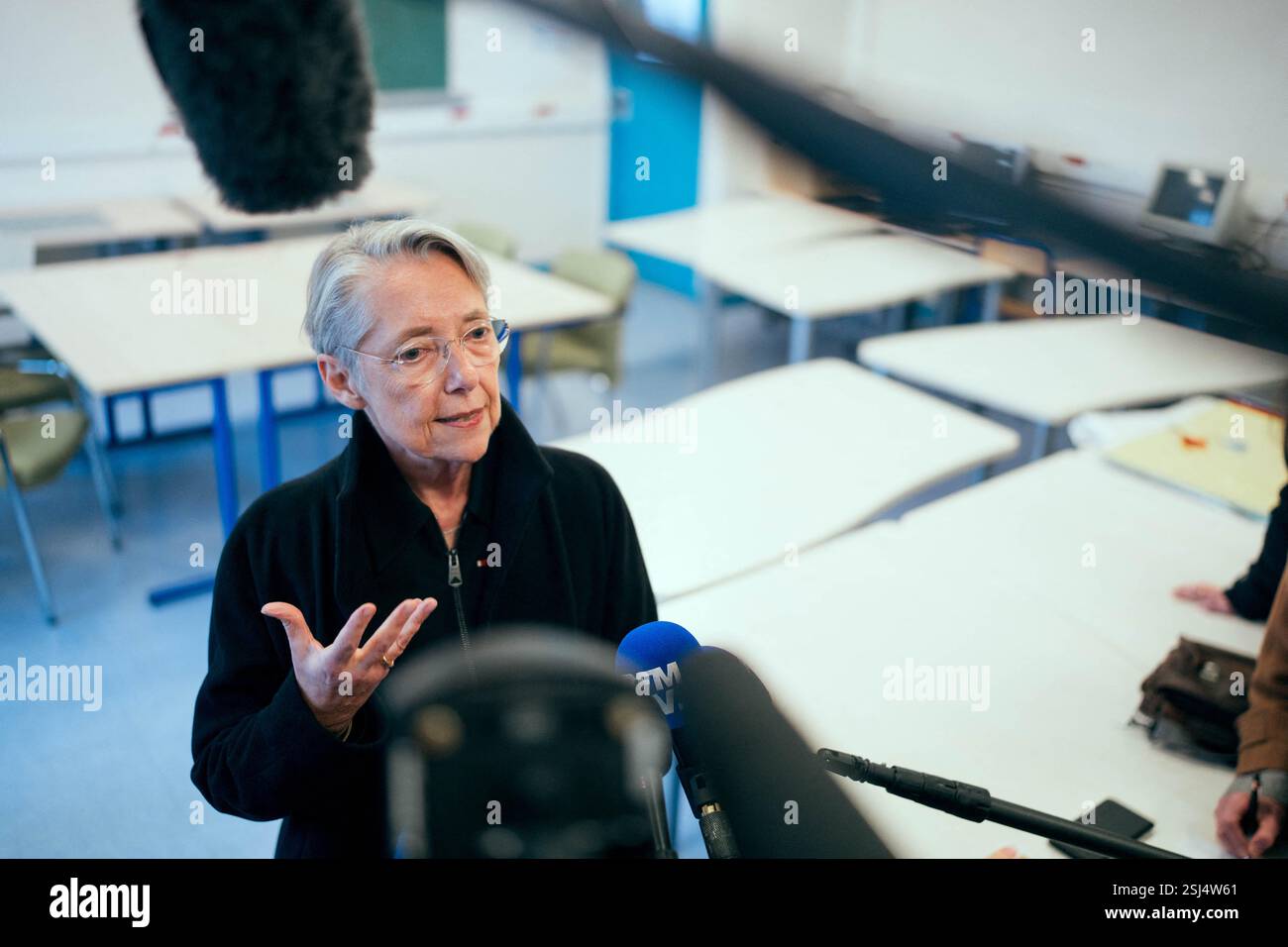 ElisabethBorne, ministre française de l'éducation, de l'enseignement supérieur et de la recherche, s'adresse à la presse lors d'une visite de l'unité d'enseignement externalisée pour les élèves à handicaps multiples (UEEP), puis de l'unité localisée d'inclusion éducative (ULIS) pour les élèves souffrant de troubles de la fonction visuelle. Elle s'est ensuite entretenue avec l'équipe pédagogique et l'équipe médico-sociale de l'école sur les enjeux de l'école pour tous. Cela intervient 20 ans après la loi du 11 février 2005 qui instaure le droit pour chaque enfant d’accéder à une scolarité dans un milieu ordinaire. A l'école primaire Parmentier i Banque D'Images