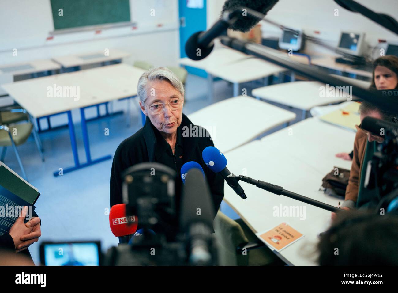 ElisabethBorne, ministre française de l'éducation, de l'enseignement supérieur et de la recherche, s'adresse à la presse lors d'une visite de l'unité d'enseignement externalisée pour les élèves à handicaps multiples (UEEP), puis de l'unité localisée d'inclusion éducative (ULIS) pour les élèves souffrant de troubles de la fonction visuelle. Elle s'est ensuite entretenue avec l'équipe pédagogique et l'équipe médico-sociale de l'école sur les enjeux de l'école pour tous. Cela intervient 20 ans après la loi du 11 février 2005 qui instaure le droit pour chaque enfant d’accéder à une scolarité dans un milieu ordinaire. A l'école primaire Parmentier i Banque D'Images