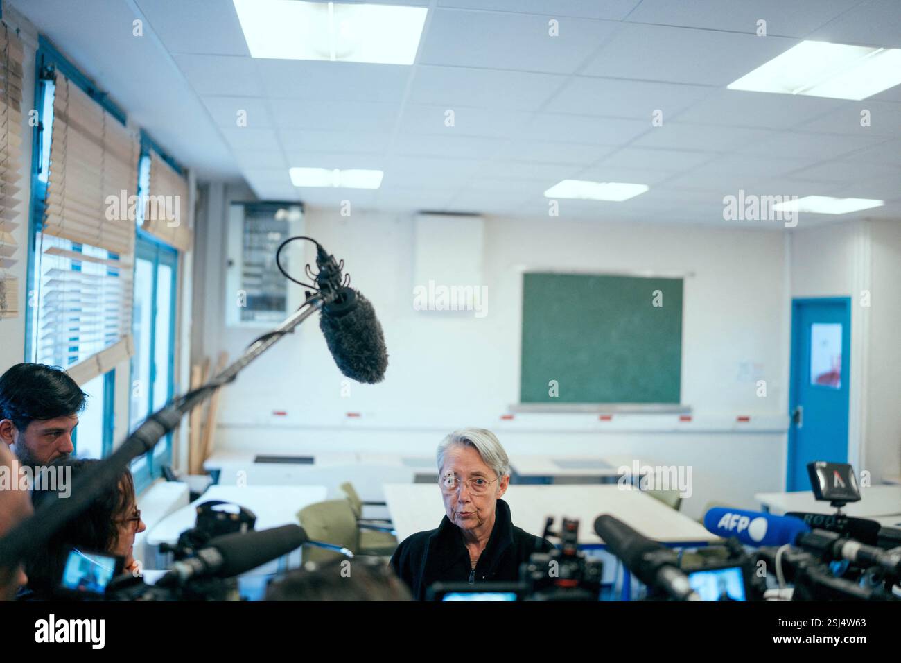 ElisabethBorne, ministre française de l'éducation, de l'enseignement supérieur et de la recherche, s'adresse à la presse lors d'une visite de l'unité d'enseignement externalisée pour les élèves à handicaps multiples (UEEP), puis de l'unité localisée d'inclusion éducative (ULIS) pour les élèves souffrant de troubles de la fonction visuelle. Elle s'est ensuite entretenue avec l'équipe pédagogique et l'équipe médico-sociale de l'école sur les enjeux de l'école pour tous. Cela intervient 20 ans après la loi du 11 février 2005 qui instaure le droit pour chaque enfant d’accéder à une scolarité dans un milieu ordinaire. A l'école primaire Parmentier i Banque D'Images