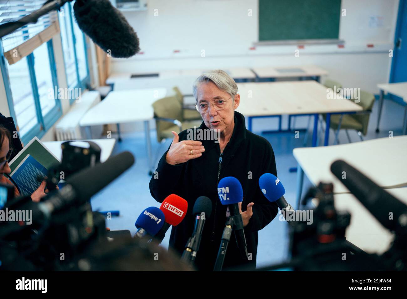 ElisabethBorne, ministre française de l'éducation, de l'enseignement supérieur et de la recherche, s'adresse à la presse lors d'une visite de l'unité d'enseignement externalisée pour les élèves à handicaps multiples (UEEP), puis de l'unité localisée d'inclusion éducative (ULIS) pour les élèves souffrant de troubles de la fonction visuelle. Elle s'est ensuite entretenue avec l'équipe pédagogique et l'équipe médico-sociale de l'école sur les enjeux de l'école pour tous. Cela intervient 20 ans après la loi du 11 février 2005 qui instaure le droit pour chaque enfant d’accéder à une scolarité dans un milieu ordinaire. A l'école primaire Parmentier i Banque D'Images