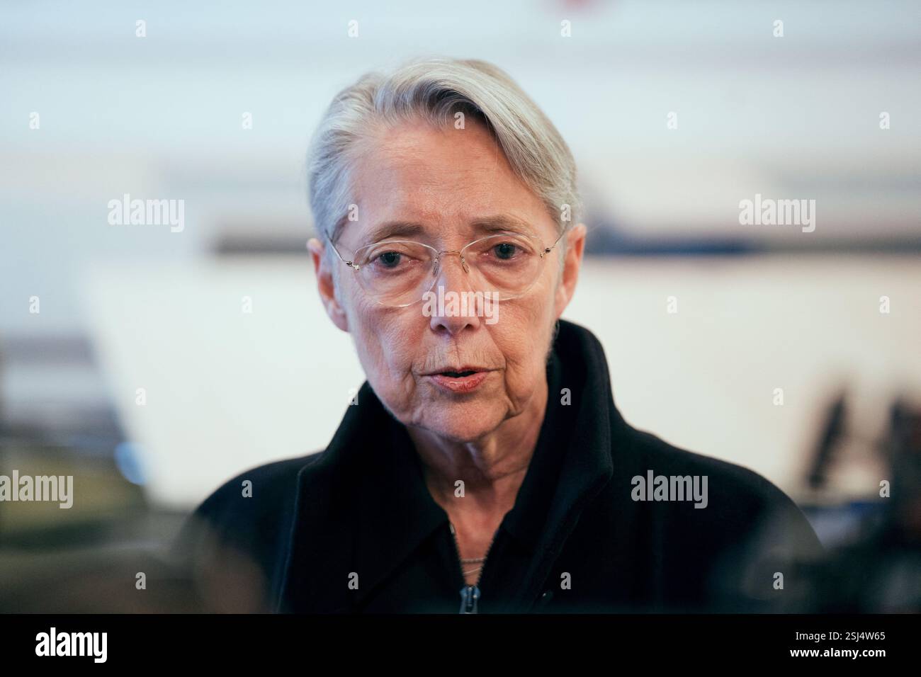 ElisabethBorne, ministre française de l'éducation, de l'enseignement supérieur et de la recherche, s'adresse à la presse lors d'une visite de l'unité d'enseignement externalisée pour les élèves à handicaps multiples (UEEP), puis de l'unité localisée d'inclusion éducative (ULIS) pour les élèves souffrant de troubles de la fonction visuelle. Elle s'est ensuite entretenue avec l'équipe pédagogique et l'équipe médico-sociale de l'école sur les enjeux de l'école pour tous. Cela intervient 20 ans après la loi du 11 février 2005 qui instaure le droit pour chaque enfant d’accéder à une scolarité dans un milieu ordinaire. A l'école primaire Parmentier i Banque D'Images