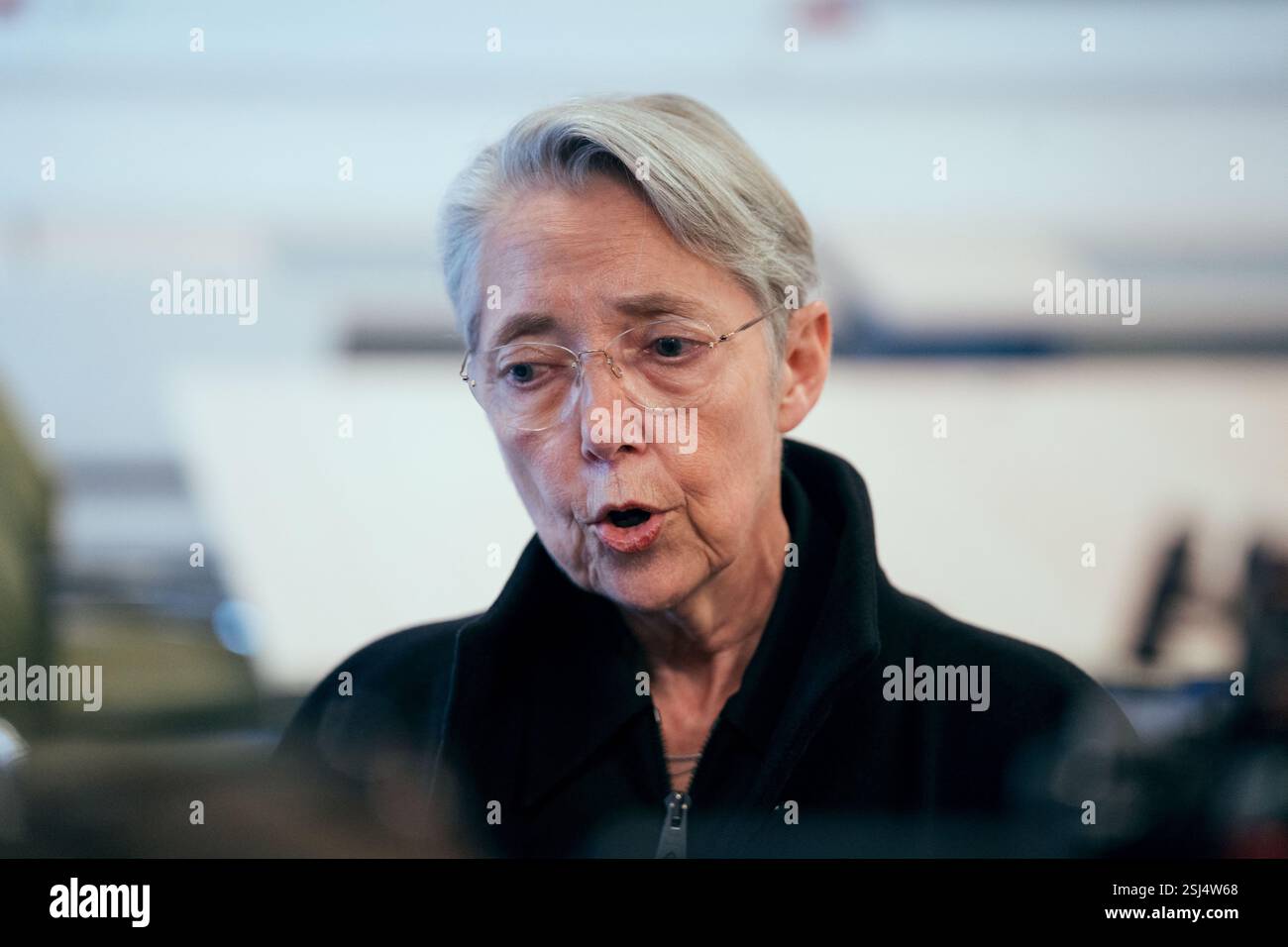 ElisabethBorne, ministre française de l'éducation, de l'enseignement supérieur et de la recherche, s'adresse à la presse lors d'une visite de l'unité d'enseignement externalisée pour les élèves à handicaps multiples (UEEP), puis de l'unité localisée d'inclusion éducative (ULIS) pour les élèves souffrant de troubles de la fonction visuelle. Elle s'est ensuite entretenue avec l'équipe pédagogique et l'équipe médico-sociale de l'école sur les enjeux de l'école pour tous. Cela intervient 20 ans après la loi du 11 février 2005 qui instaure le droit pour chaque enfant d’accéder à une scolarité dans un milieu ordinaire. A l'école primaire Parmentier i Banque D'Images