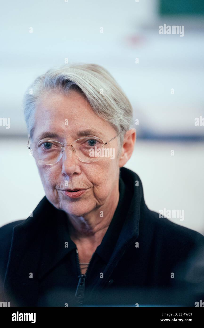 ElisabethBorne, ministre française de l'éducation, de l'enseignement supérieur et de la recherche, s'adresse à la presse lors d'une visite de l'unité d'enseignement externalisée pour les élèves à handicaps multiples (UEEP), puis de l'unité localisée d'inclusion éducative (ULIS) pour les élèves souffrant de troubles de la fonction visuelle. Elle s'est ensuite entretenue avec l'équipe pédagogique et l'équipe médico-sociale de l'école sur les enjeux de l'école pour tous. Cela intervient 20 ans après la loi du 11 février 2005 qui instaure le droit pour chaque enfant d’accéder à une scolarité dans un milieu ordinaire. A l'école primaire Parmentier i Banque D'Images