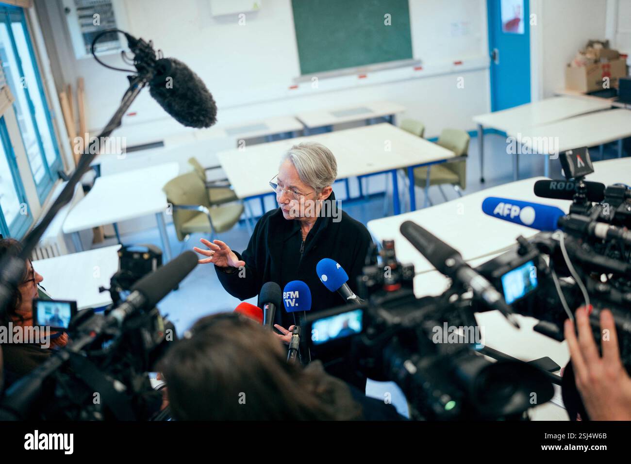 ElisabethBorne, ministre française de l'éducation, de l'enseignement supérieur et de la recherche, s'adresse à la presse lors d'une visite de l'unité d'enseignement externalisée pour les élèves à handicaps multiples (UEEP), puis de l'unité localisée d'inclusion éducative (ULIS) pour les élèves souffrant de troubles de la fonction visuelle. Elle s'est ensuite entretenue avec l'équipe pédagogique et l'équipe médico-sociale de l'école sur les enjeux de l'école pour tous. Cela intervient 20 ans après la loi du 11 février 2005 qui instaure le droit pour chaque enfant d’accéder à une scolarité dans un milieu ordinaire. A l'école primaire Parmentier i Banque D'Images