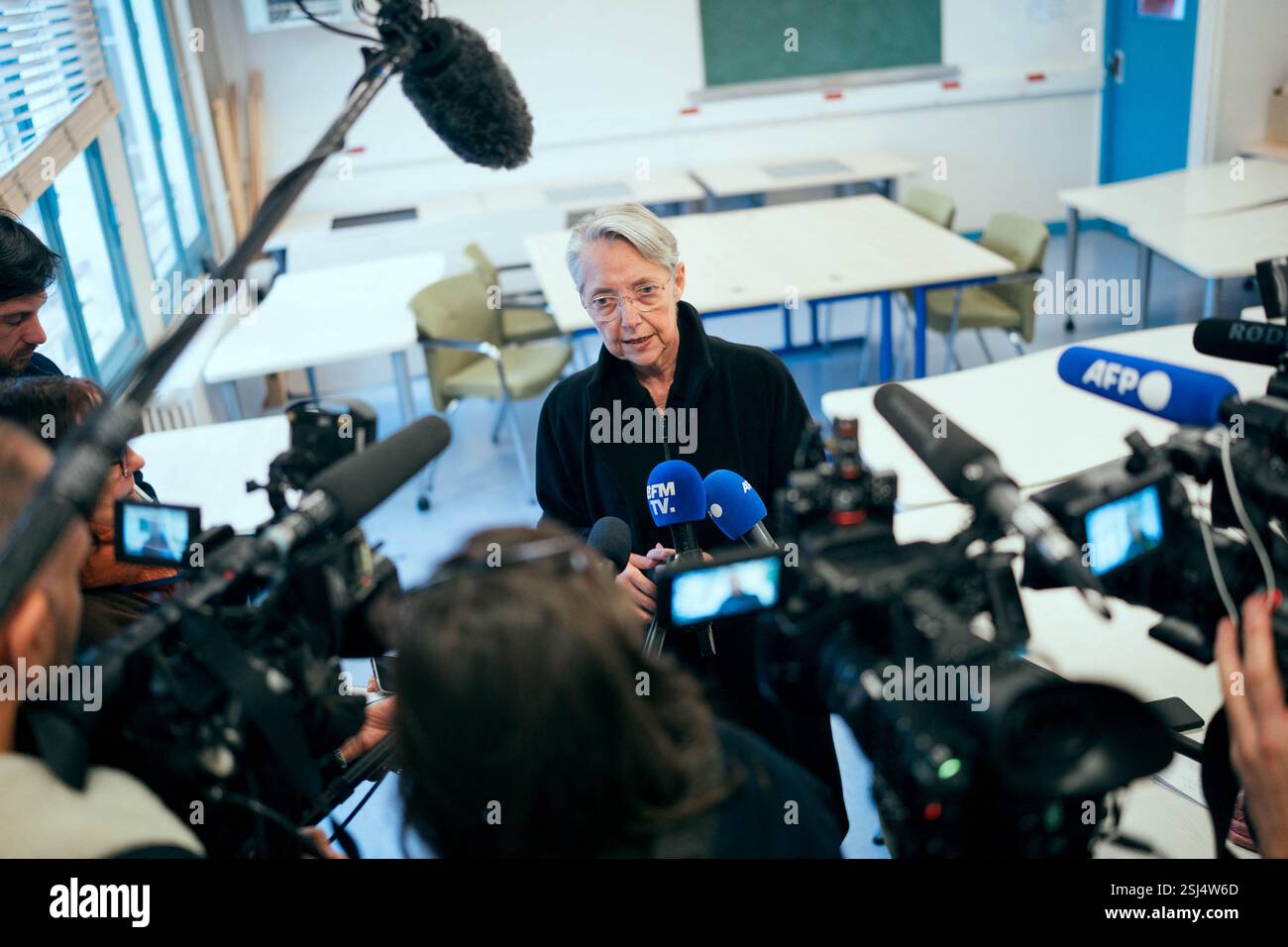 ElisabethBorne, ministre française de l'éducation, de l'enseignement supérieur et de la recherche, s'adresse à la presse lors d'une visite de l'unité d'enseignement externalisée pour les élèves à handicaps multiples (UEEP), puis de l'unité localisée d'inclusion éducative (ULIS) pour les élèves souffrant de troubles de la fonction visuelle. Elle s'est ensuite entretenue avec l'équipe pédagogique et l'équipe médico-sociale de l'école sur les enjeux de l'école pour tous. Cela intervient 20 ans après la loi du 11 février 2005 qui instaure le droit pour chaque enfant d’accéder à une scolarité dans un milieu ordinaire. A l'école primaire Parmentier i Banque D'Images