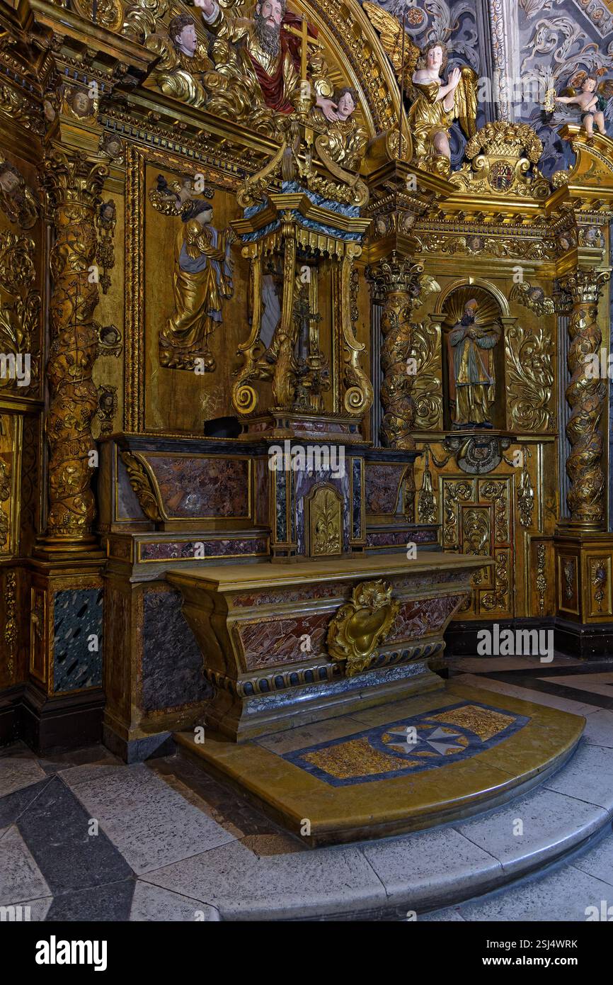 GRENOBLE, FRANCE, 7 février 2025 : la chapelle baroque du musée dauphinois, musée situé sur les pentes de la Bastille, dans l'ancien couvent de Banque D'Images