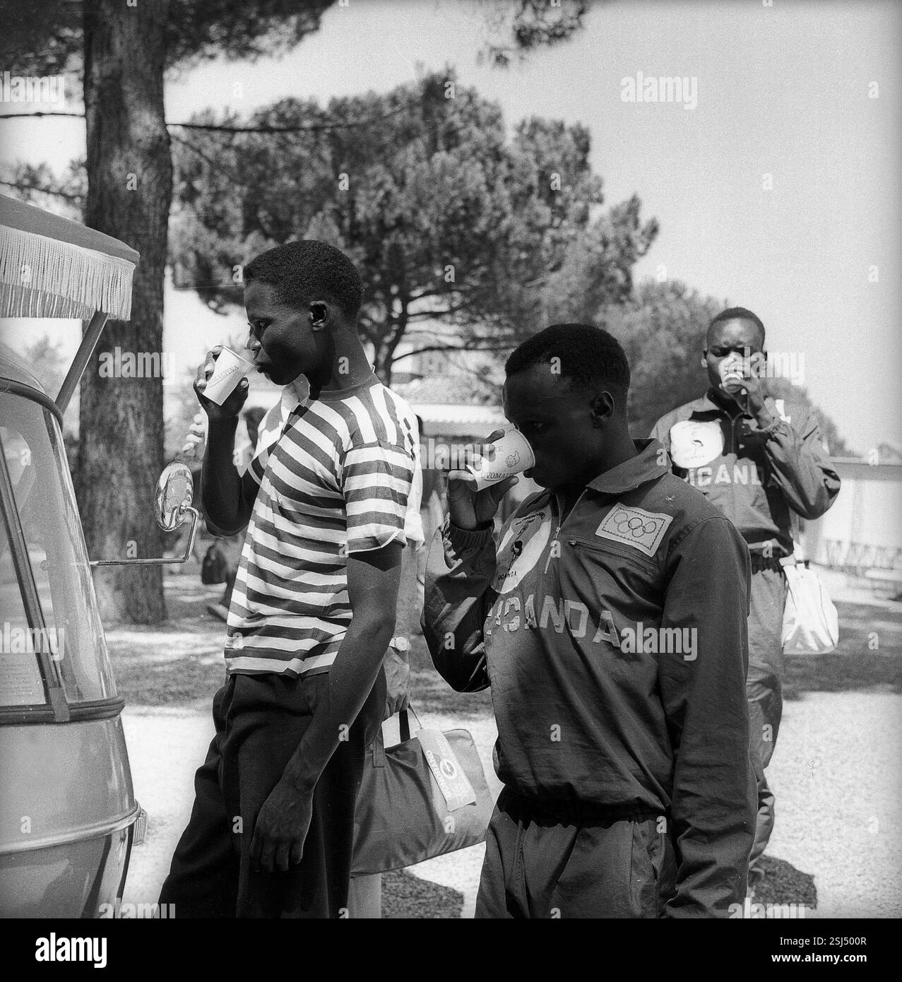 --- ROM 1960 : Ugandische Sportler mit Ovomaltine#Rome 1960 : athlètes ougandais avec Ovomaltine- RDB DE DUKAS Banque D'Images