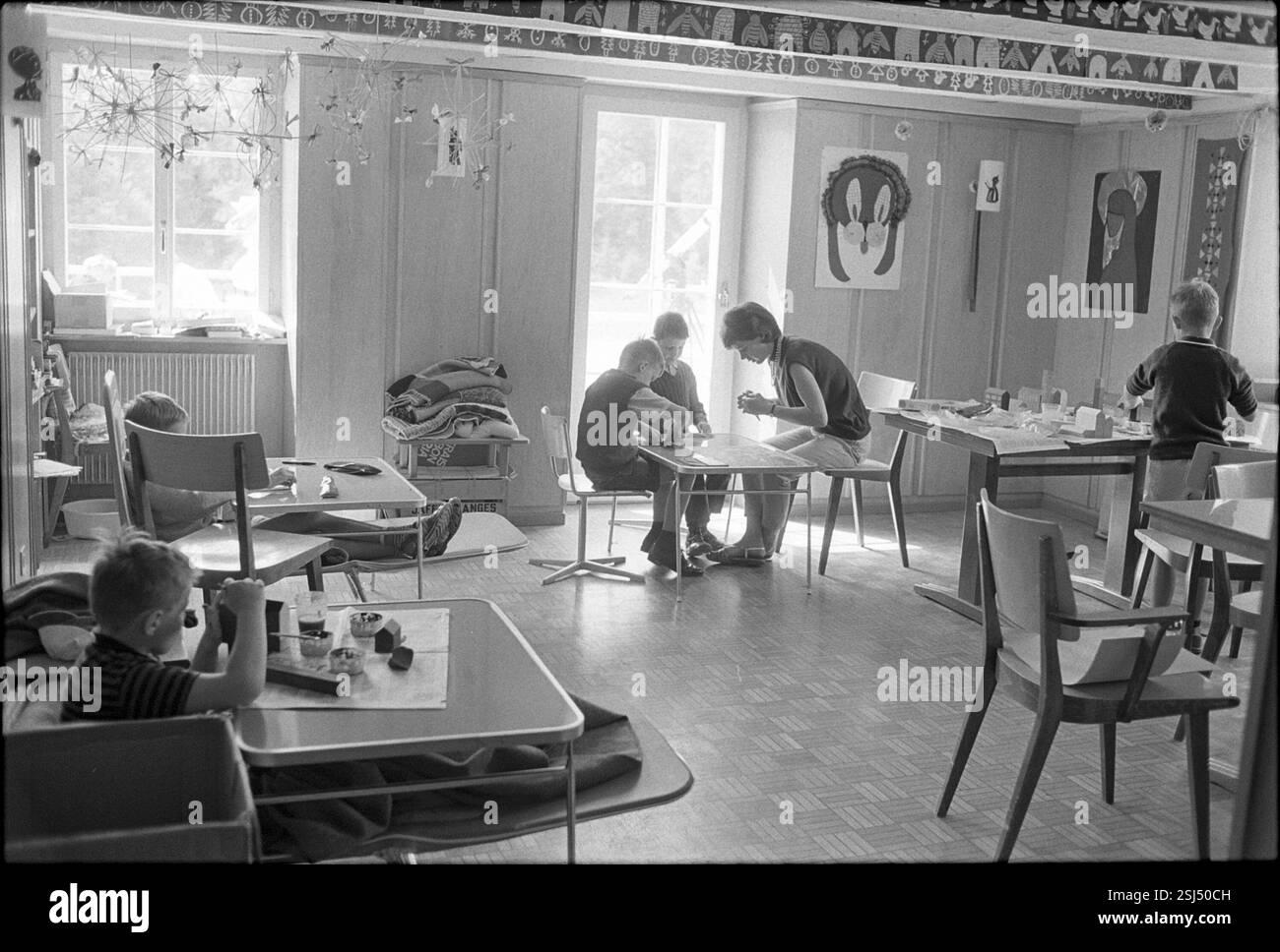 Unter dem Patronat des Schweizerischen Roten Kreuzes findet auch dieses Jahr ein Ferienlager für hämophile Kinder statt, an welchem 16 Kinder teilnehmen. Ein Arzt, zwei Krankenschwestern und eine Physiotherapeutin kümmern sich um sie.#la fête annuelle des enfants hémophiles se déroule sous le patronage de la Croix-Rouge suisse. Cette année, 16 enfants y participent et sont pris en charge par un médecin, deux infirmières et un physiothérapeute.- RDB BY DUKAS Banque D'Images