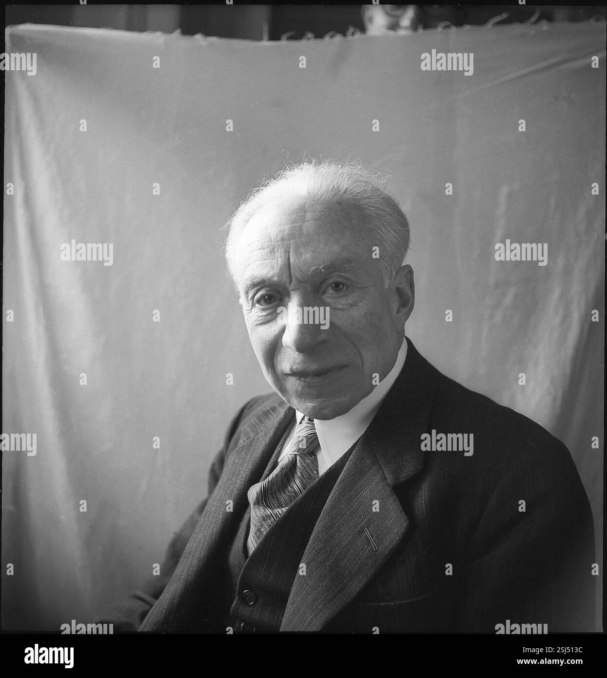 Präsident des Initiativkomitees für die Bildung eines internationalen Forschungszentrum auf dem Gebiet der Kollektivwirtschaft ; Schweizer Kandidat für den Friedensnobelpreis#président du comité pour la création d'un centre de recherche international sur la ferme collective#candidat suisse au Prix Nobel de la paix- RDB PAR DUKAS Banque D'Images