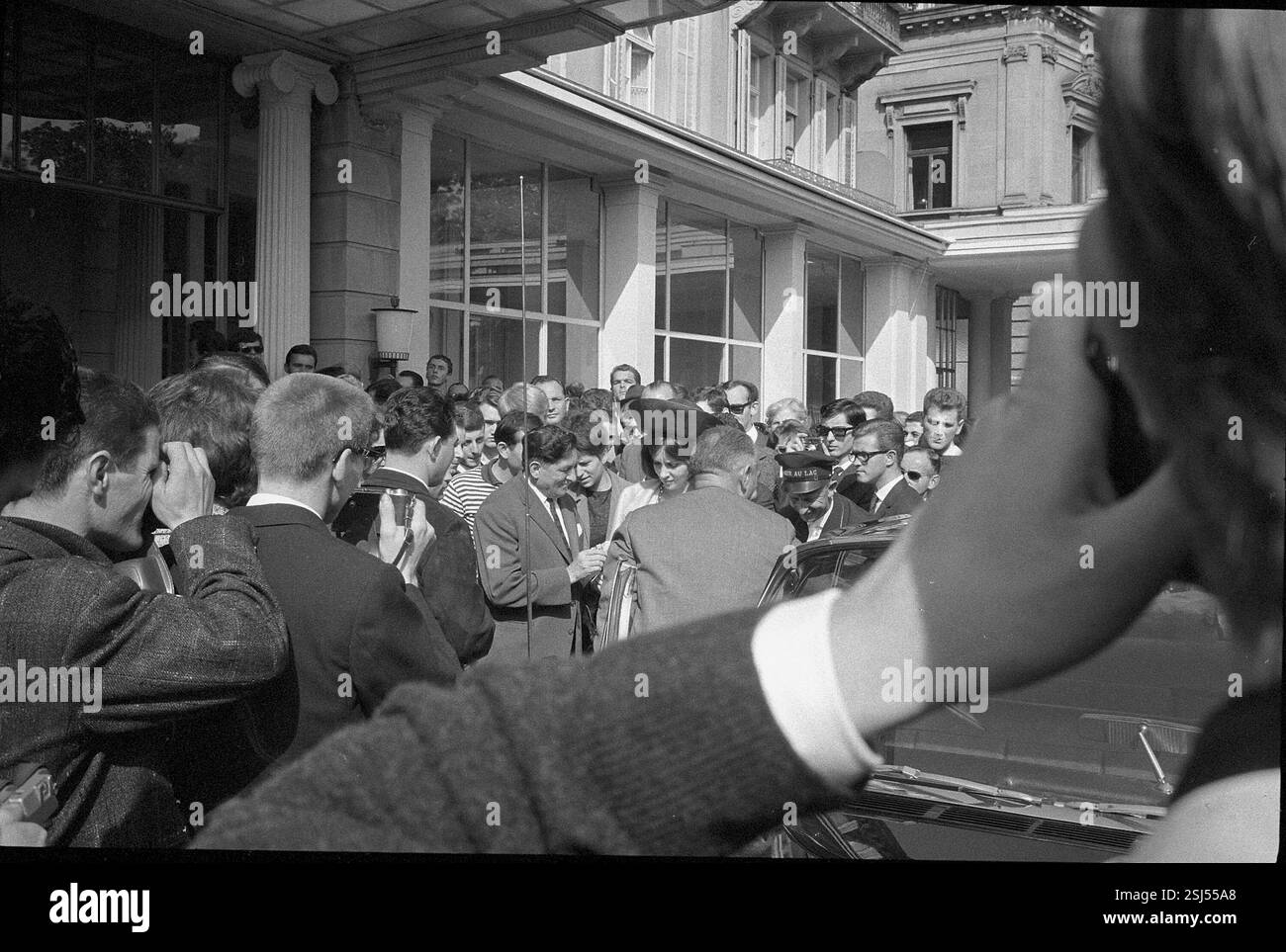 --- Gina Lollobrigida : Ankunft zur Filmpremière in Zürich 1963#Gina Lollobrigida in Zurich 1963- RDB BY DUKAS Banque D'Images