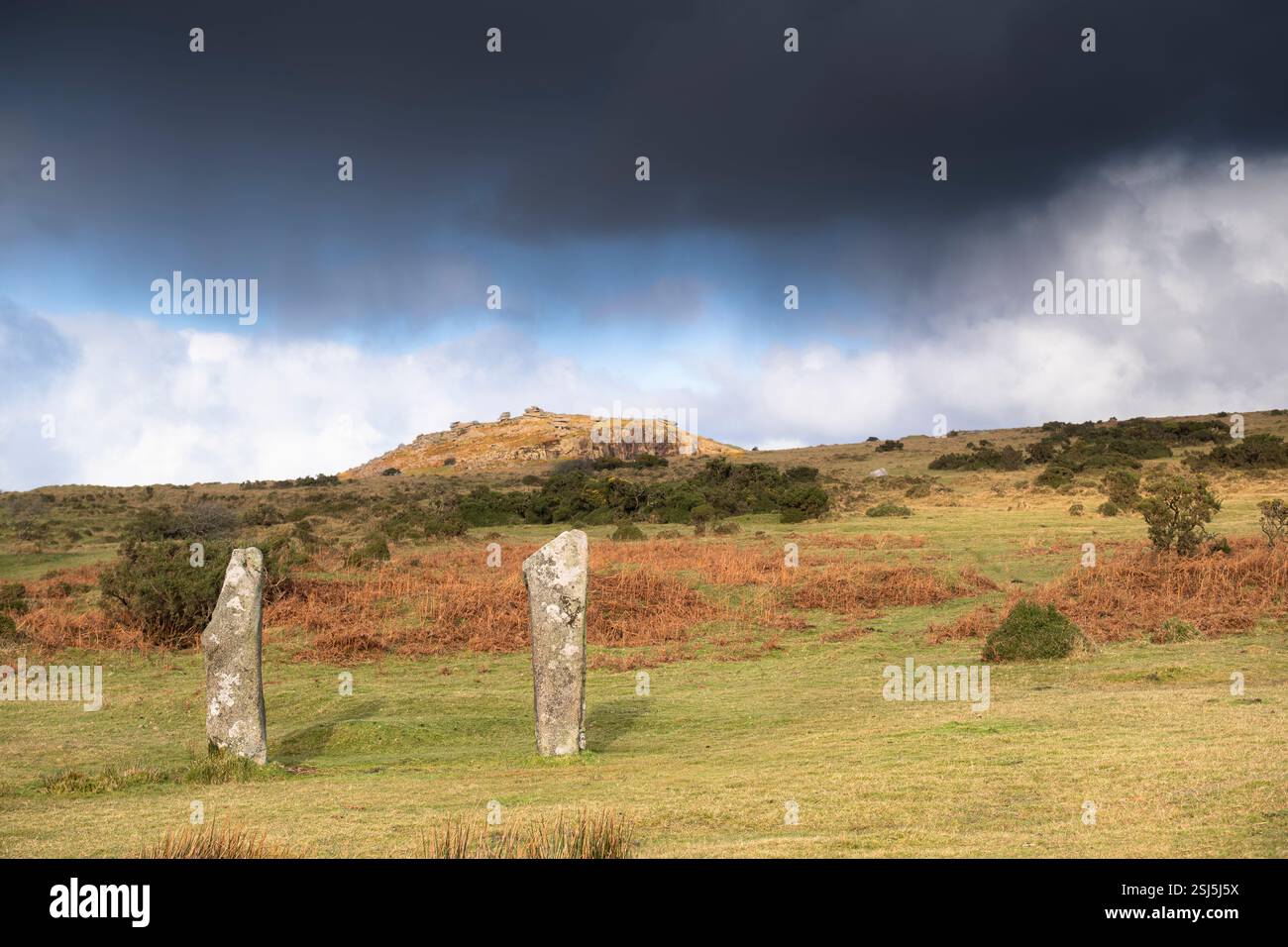 Une paire de pierres debout connue sous le nom de Pipers sur Bodmin Moor près du village de Minions en Cornouailles au Royaume-Uni. À l'arrière-plan se trouve Stowe's Hill. Banque D'Images Une paire de pierres debout connue sous le nom de Pipers sur Bodmin Moor près du village de Minions en Cornouailles au Royaume-Uni. À l'arrière-plan se trouve Stowe's Hill. Banque D'Images