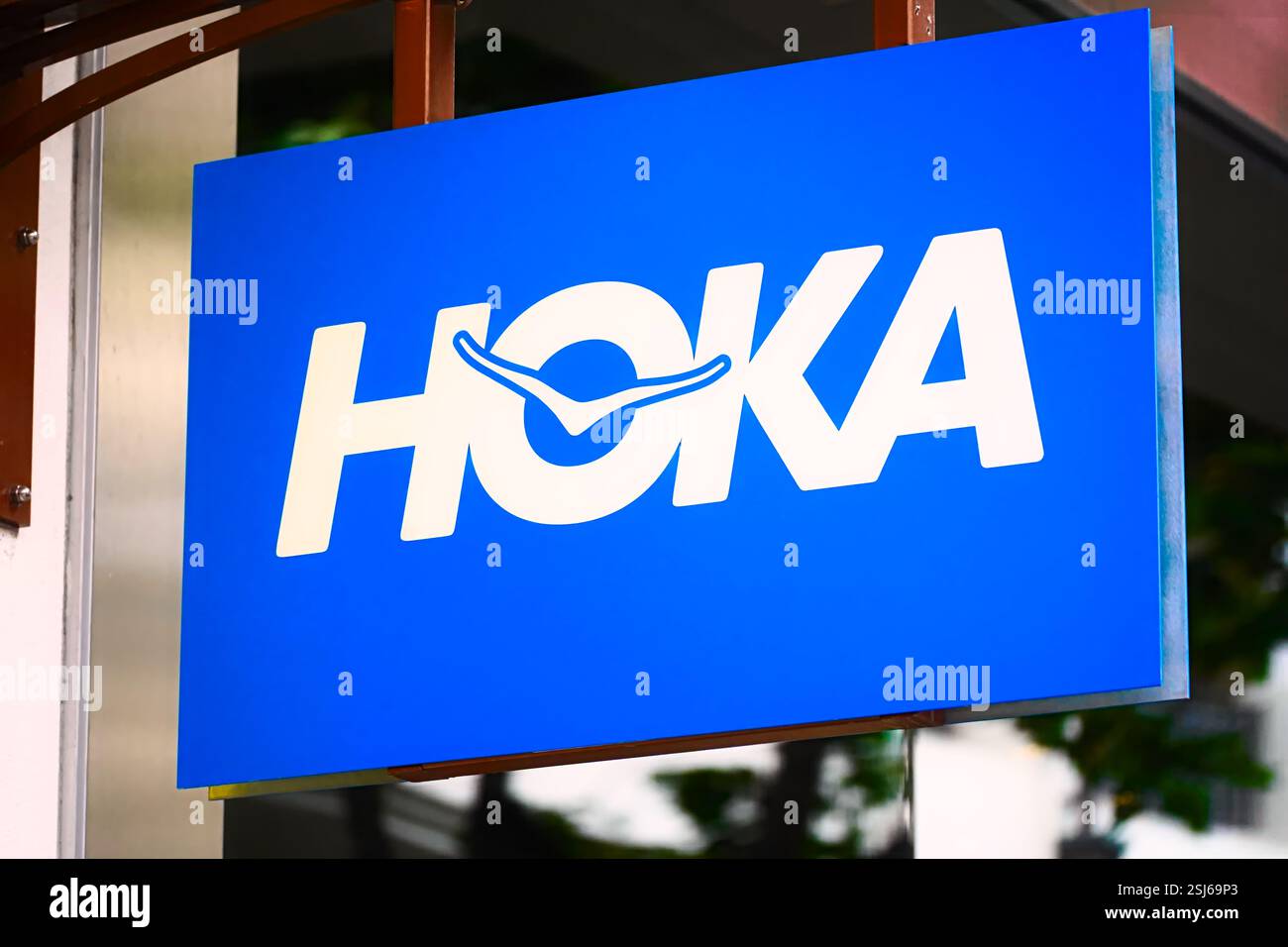 Honolulu, HI - Jan. 22, 2025 : Deckers Brands Hoka One One, populaire américain sportswear et chaussures sneaker Company signe de logo d'entreprise au magasin de détail Banque D'Images