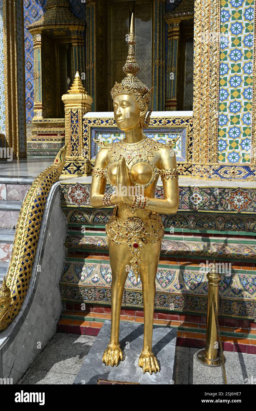 Statue d'or (Kinnari) debout devant Wat Phra Kaew, Temple du Bouddha d'émeraude, Bangkok, Thaïlande, Asie Banque D'Images