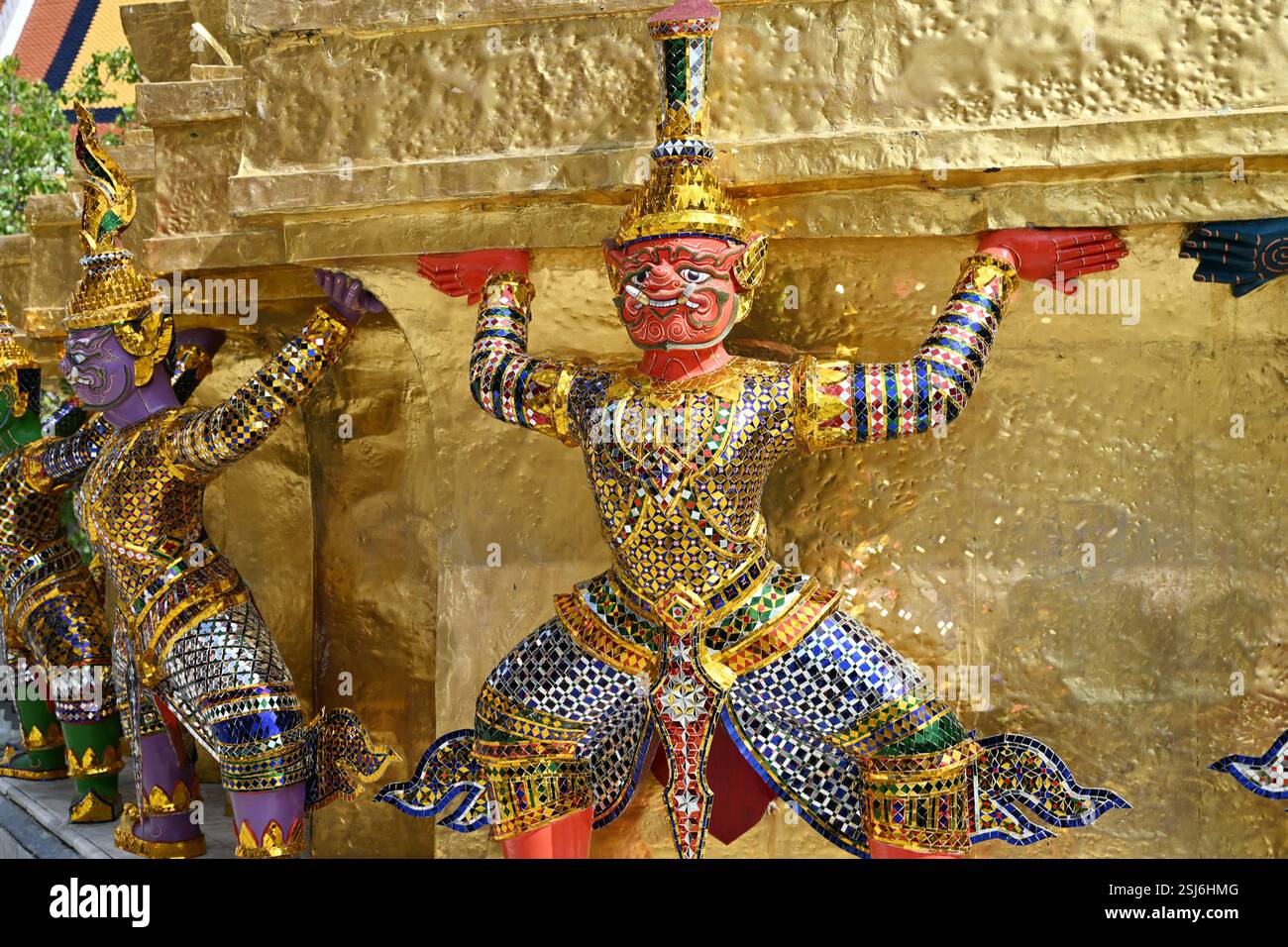 Statues géantes soulevant une pagode dorée au Wat Pra kaew, temple du Grand Palais, Bangkok, Thaïlande Banque D'Images