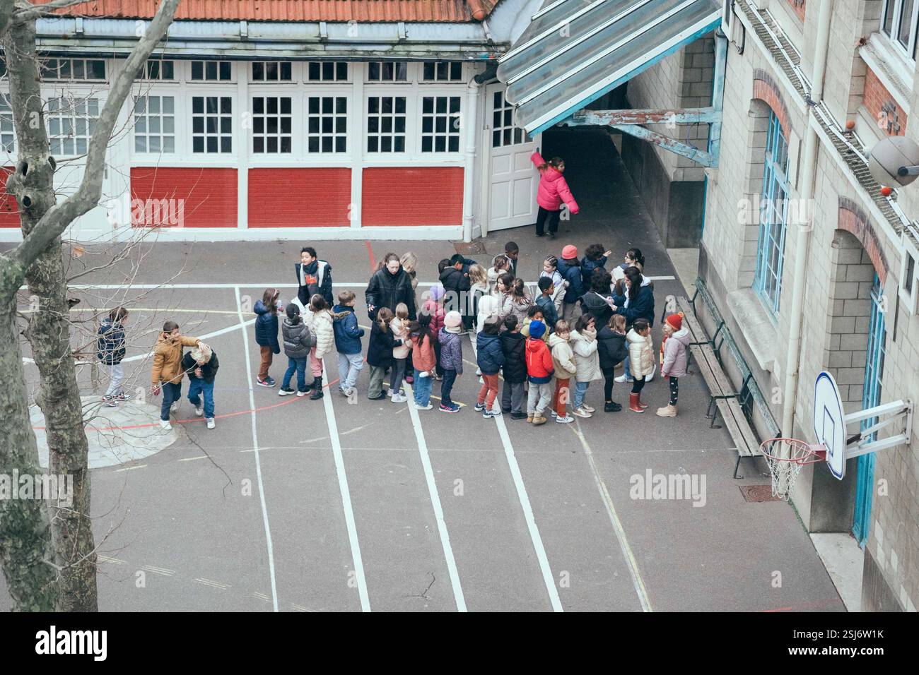 S'il vous plaît cacher le visage de l'enfant avant la publication - cette photo est une illustration d'un terrain de jeu d'école primaire avec des enfants jouant lors d'une visite à l'unité d'enseignement externalisée de l'école pour les élèves ayant des handicaps multiples (UEEP), puis l'unité localisée pour l'inclusion éducative (ULIS) pour les élèves ayant des troubles de la fonction visuelle. Elle s'est ensuite entretenue avec l'équipe pédagogique et l'équipe médico-sociale de l'école sur les enjeux de l'école pour tous. Cela intervient 20 ans après la loi du 11 février 2005 qui instaure le droit pour chaque enfant d’accéder à une scolarité en ordinaire Banque D'Images