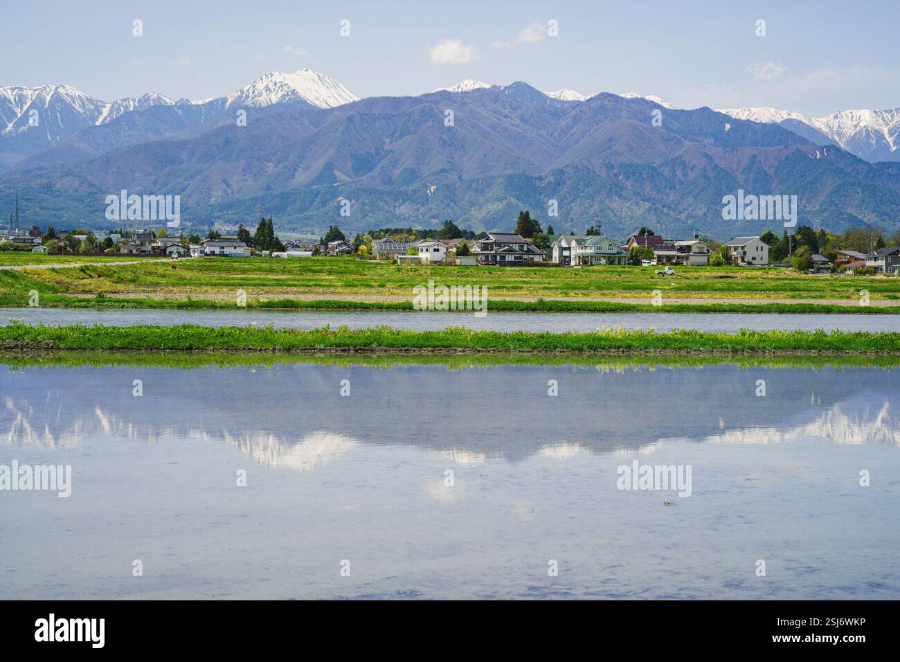 Mount Jonen | les Alpes japonaises enneigées se reflètent dans un rizier Paddy à Azumino, Nagano, Japon Banque D'Images