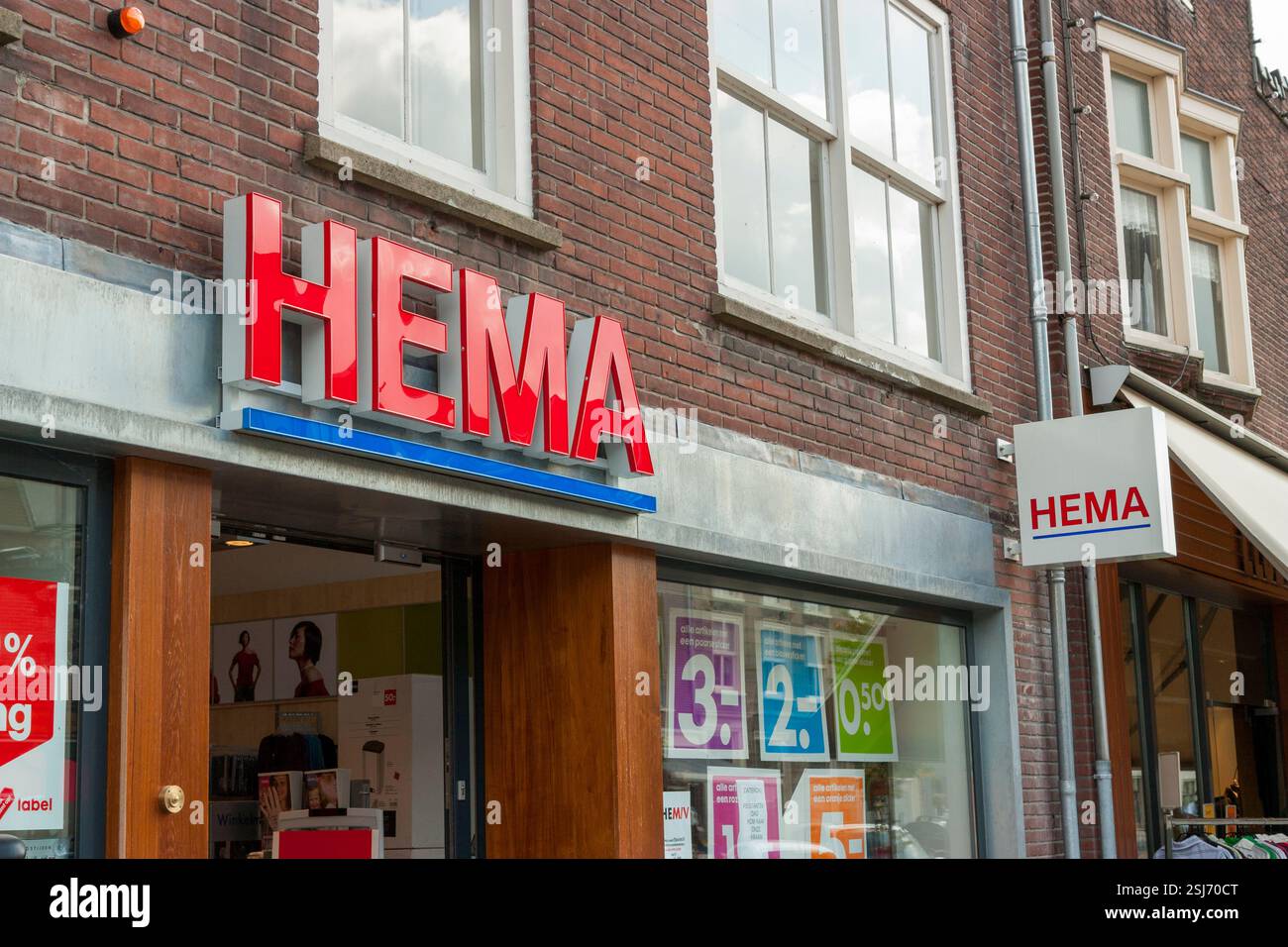 Boutique HEMA à Vianen. HEMA est une chaîne de magasins de variétés néerlandaise. Il a commencé ses opérations en tant que magasin de variétés. Banque D'Images Boutique HEMA à Vianen. HEMA est une chaîne de magasins de variétés néerlandaise. Il a commencé ses opérations en tant que magasin de variétés. Banque D'Images