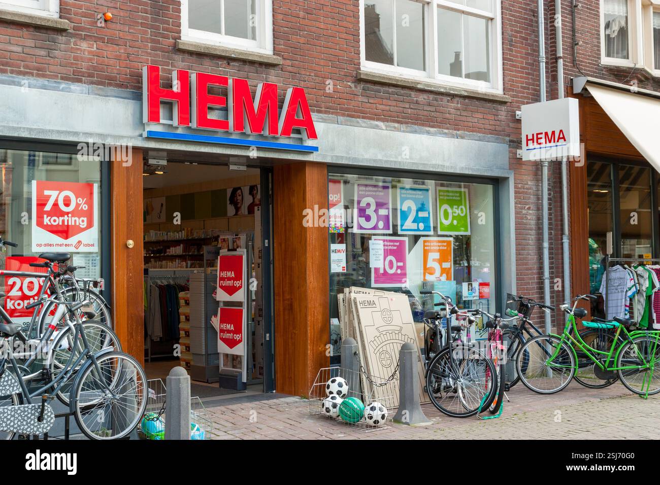 Boutique HEMA à Vianen. HEMA est une chaîne de magasins de variétés néerlandaise. Il a commencé ses opérations en tant que magasin de variétés. Banque D'Images Boutique HEMA à Vianen. HEMA est une chaîne de magasins de variétés néerlandaise. Il a commencé ses opérations en tant que magasin de variétés. Banque D'Images