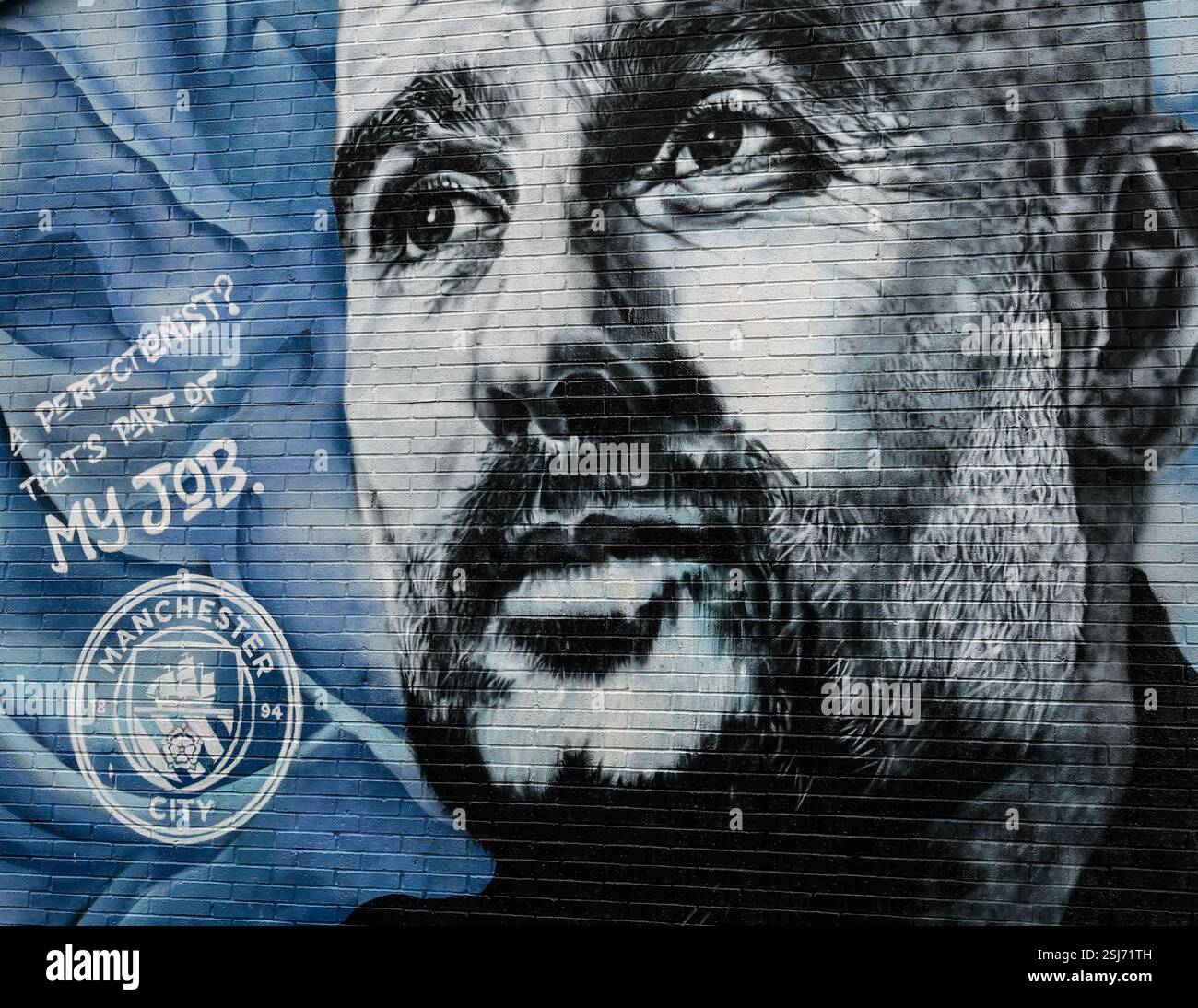 Une peinture murale de Pep Guardiola peinte sur le côté d'une maison de l'autre côté de la route du stade Etihad lors du Knockout Round Play-off de l'UEFA Champions League Manchester City v Real Madrid au stade Etihad, Manchester, Royaume-Uni, 11 février 2025 (photo Mark Cosgrove/News images) Banque D'Images