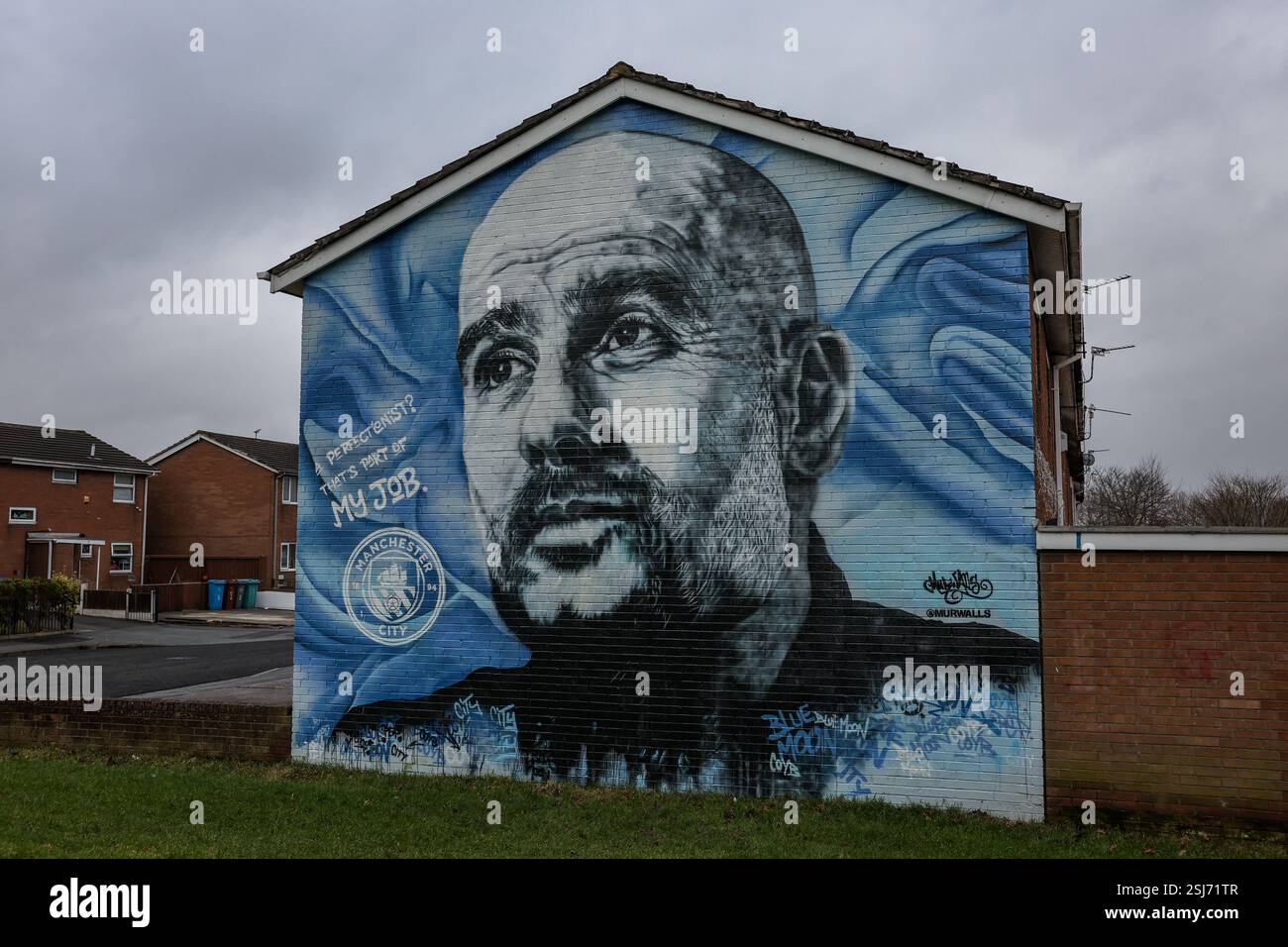 Une peinture murale de Pep Guardiola peinte sur le côté d'une maison de l'autre côté de la route du stade Etihad lors du Knockout Round Play-off de l'UEFA Champions League Manchester City v Real Madrid au stade Etihad, Manchester, Royaume-Uni, 11 février 2025 (photo Mark Cosgrove/News images) Banque D'Images