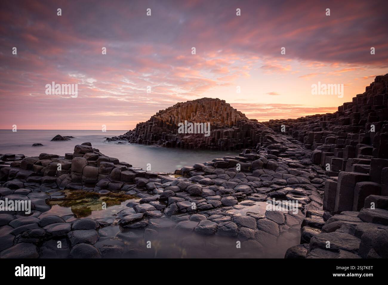 Magnifique lever de soleil à Giants Causeway, Bushmills, Irlande du Nord, Royaume-Uni Banque D'Images