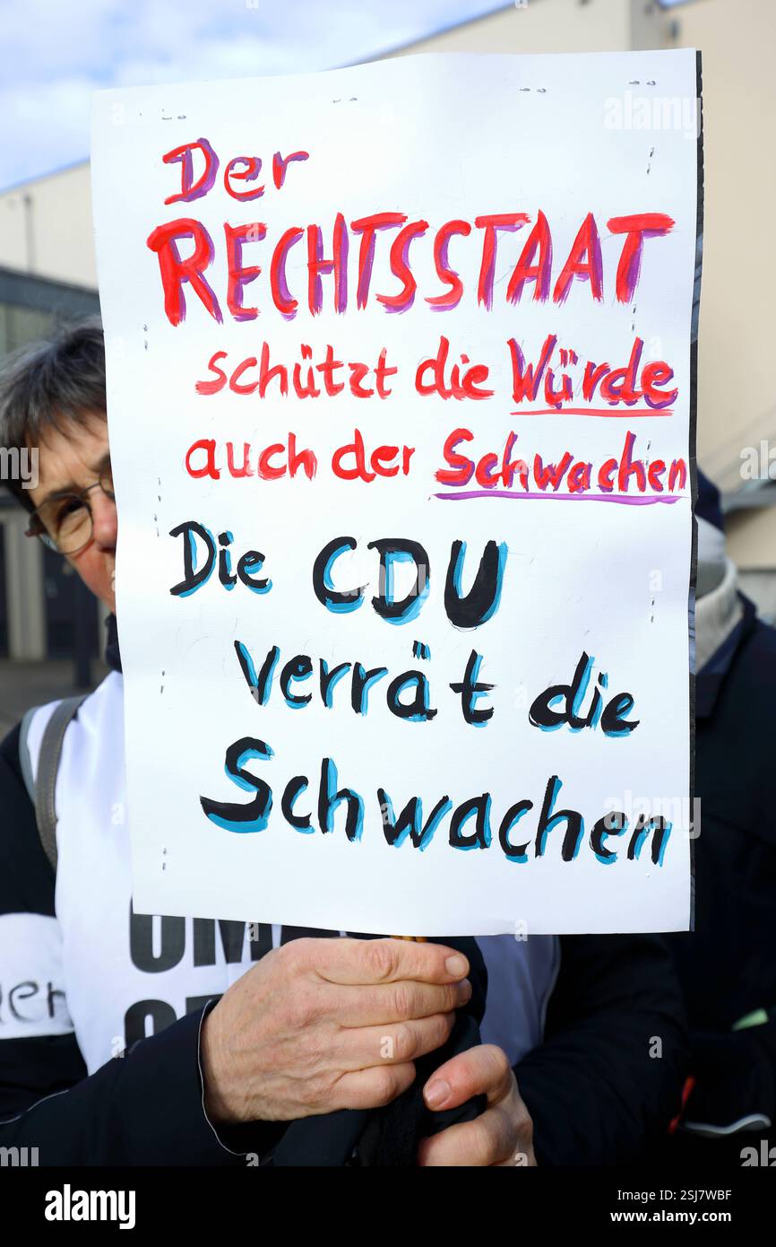 Unter dem Titel nie wieder ist jetzt - Großdemonstration gegen den Rechtsruck in der Gesellschaft - Demoschild : Der RECHTSSTAAT schützt die Würde auch der Schwachen - Die CDU Christlich Demokratische Union Deutschlands verrät die Schwachen - Deutschland, GER, DEU, Allemagne, Gießen, 08.02.2025 - Protestaktion gegen rechte Tendenzen und den gesellschaftlichen Rechtsruck in weiten Teilen der Deutschen Bevölkerung. Ein weiteres aktuelles Thema War die Abstimmung von Union, FDP und AFD im Deutschen Bundestag zur Migrationsdebatte. Die Protestierenden zeigten ihren Unmut gegen den Kanzlerkandidaten d Banque D'Images
