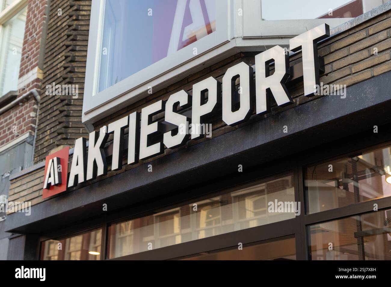 Aktiesport Store un magasin de vêtements et accessoires de sport Lange Elisabethstraat 17. Banque D'Images