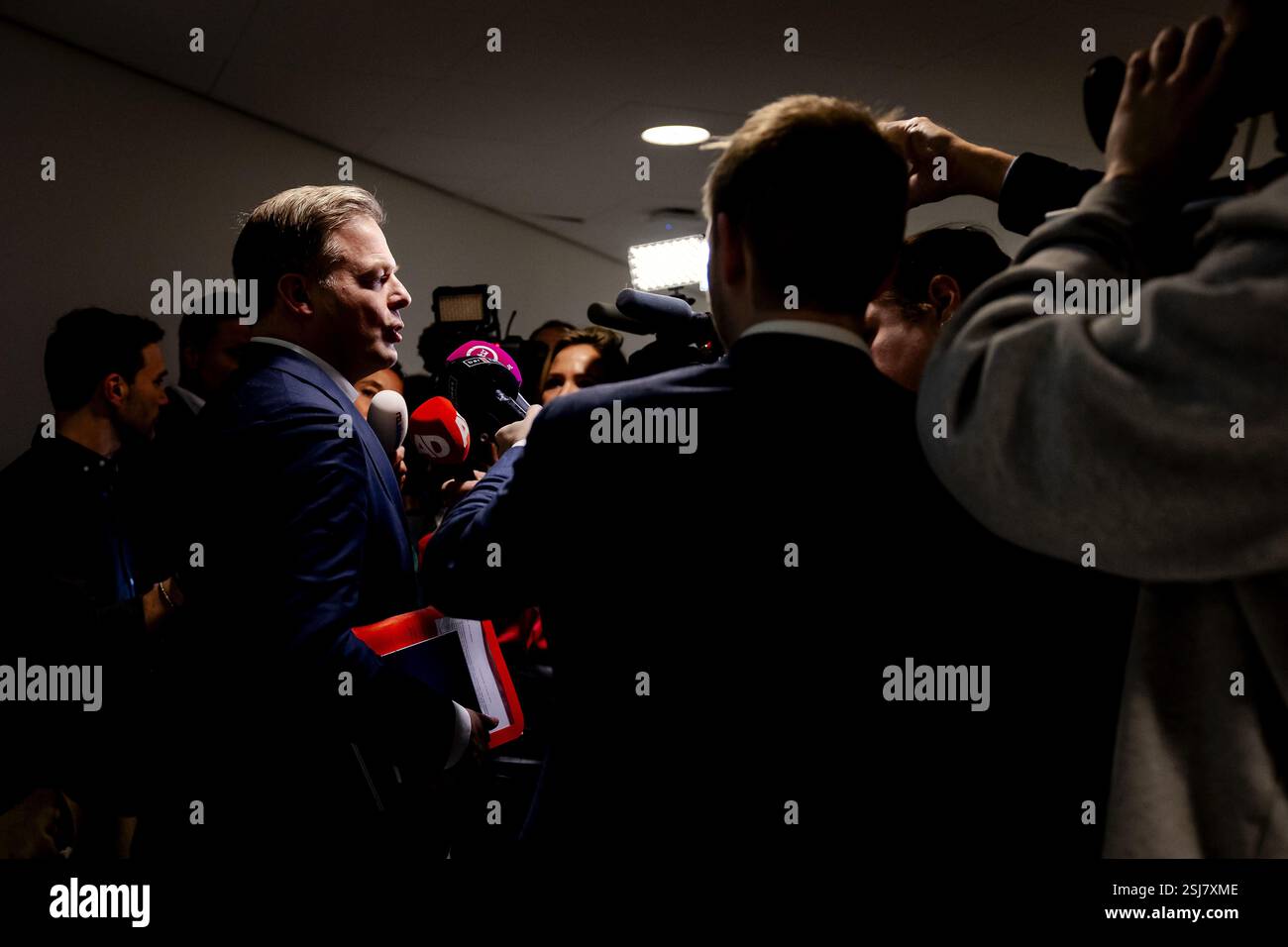 DEN HAAG - Pieter Omtzigt (NSC) s'adresse à la presse avant l'heure hebdomadaire des questions et des votes à la Chambre des représentants. ANP ROBIN VAN LONKHUIJSEN pays-bas OUT - belgique OUT Banque D'Images