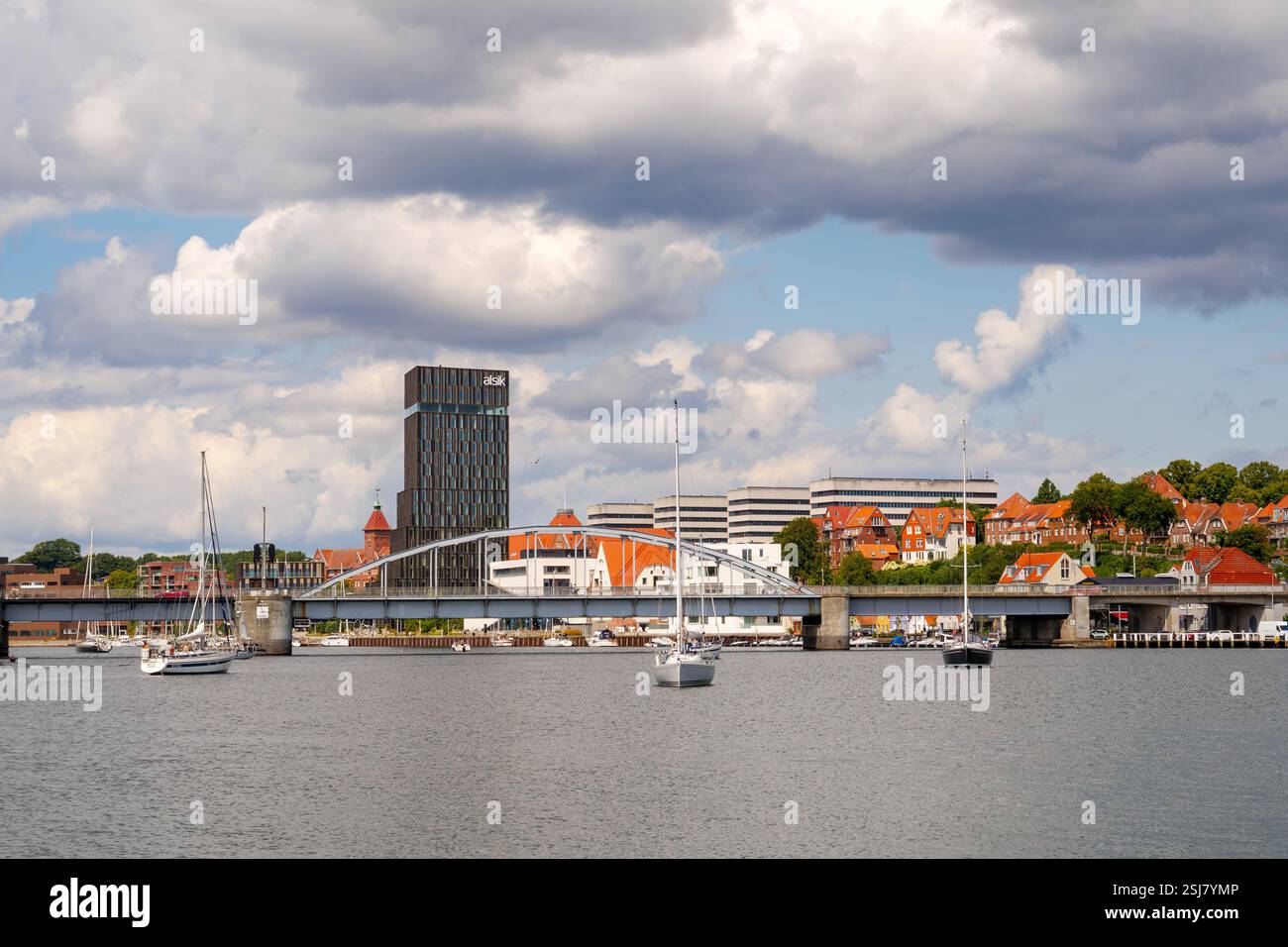 Voiliers en attente de passer le pont King Christian X au-dessus d'Alssund à Sønderborg, au sud du Danemark Banque D'Images