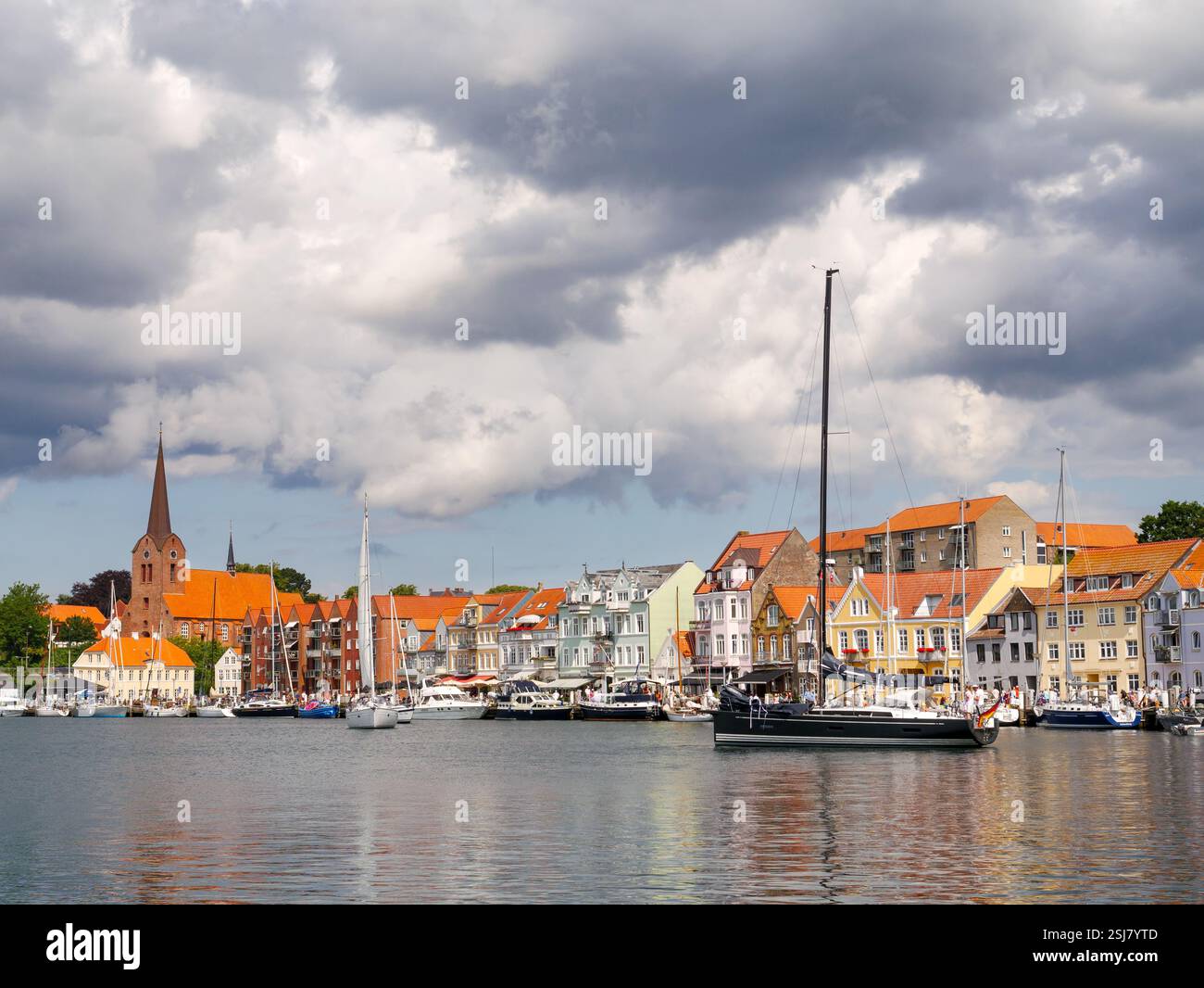 Sønderborg paysage urbain en bord de mer avec voiliers, église et maisons de ville historiques, île ALS, sud du Danemark Banque D'Images