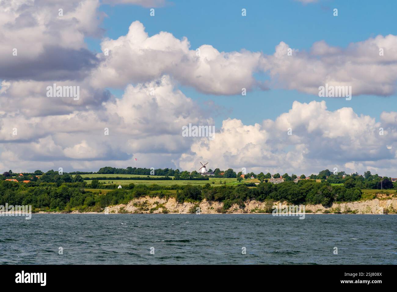 Vue panoramique sur la côte avec le moulin de Dybbøl, Sønderborg, Jutland du Sud, Danemark du Sud Banque D'Images