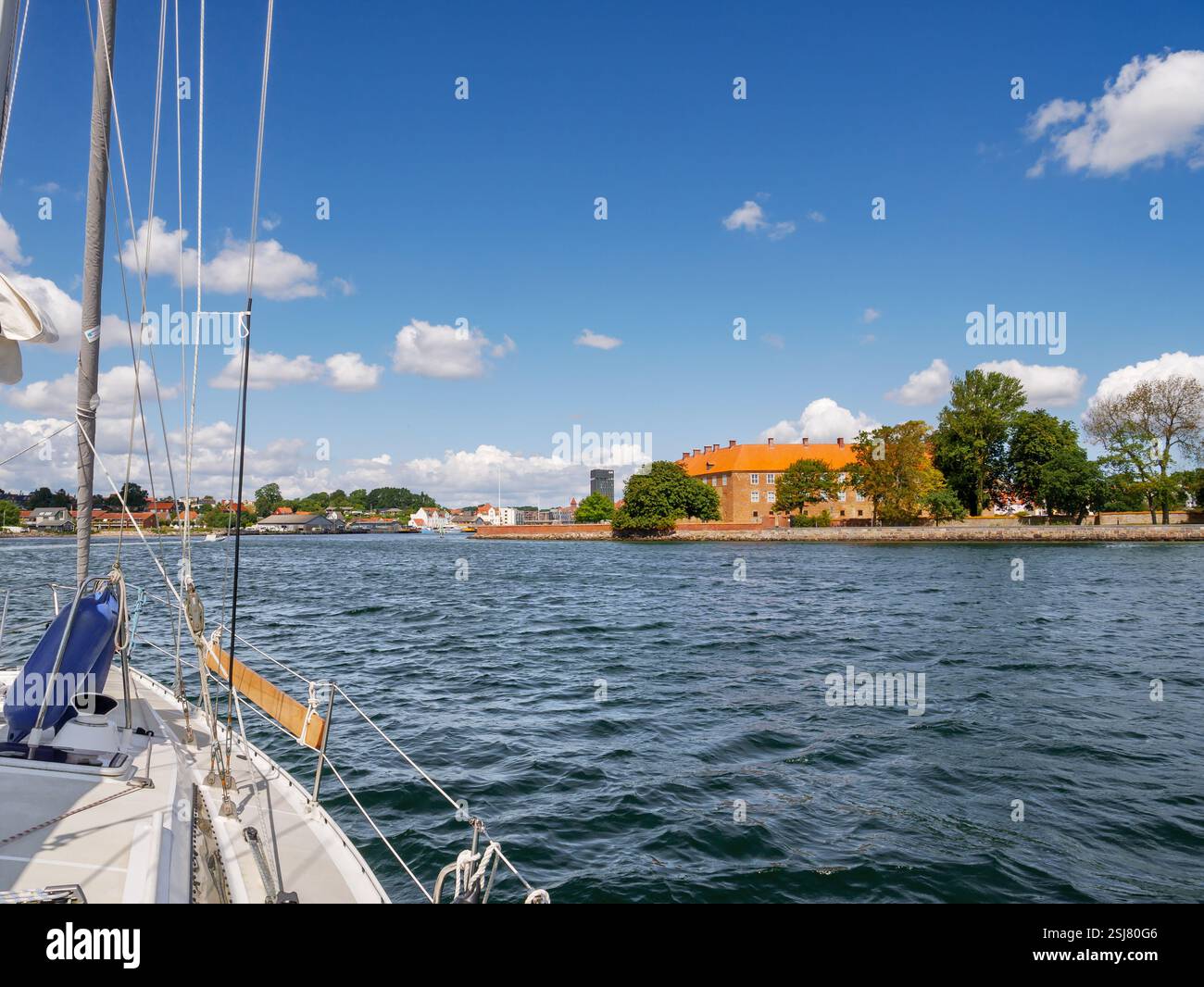 Voilier naviguant sur Alssund en passant devant le musée du château de Sønderborg à Sønderborg, île ALS, Danemark du Sud Banque D'Images