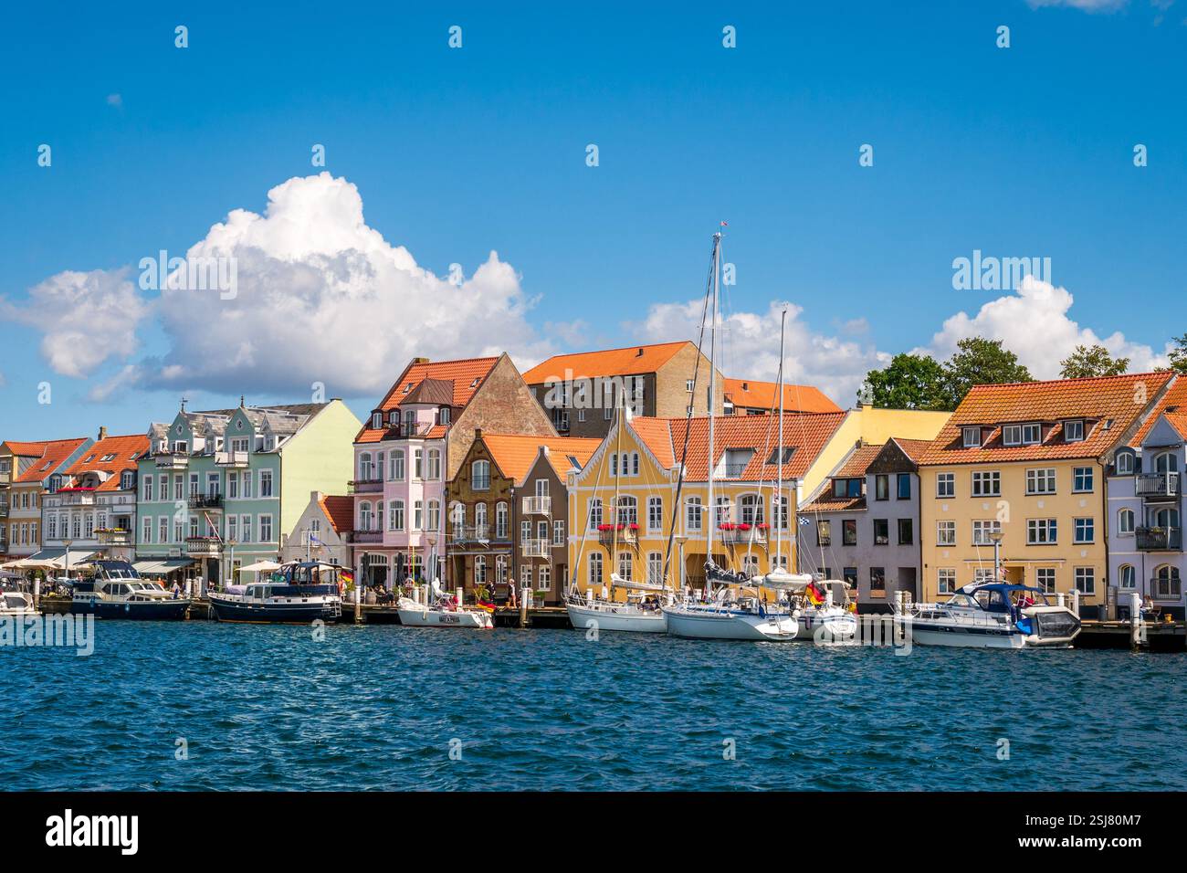 Paysage urbain du port de Sønderborg, promenade Havnegade avec des maisons aux couleurs pastel dans le port, ALS Island, sud du Danemark Banque D'Images